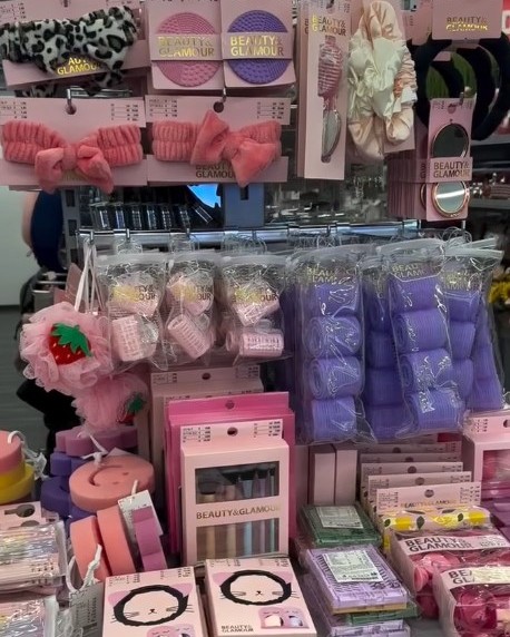 Beauty-Glow zum Mitnehmen 💕✨
Von Pinseln über Spiegel bis hin zu süßen Accessoires – hier findest du alles für deine tägliche Beauty-Routine 💄🪞
Komm vorbei und entdecke noch mehr Beauty-Must-haves bei uns zu kleinen Preisen! 💗
#kik #mehralsdudenkst #beauty #selfcare #arenafohnsdorf