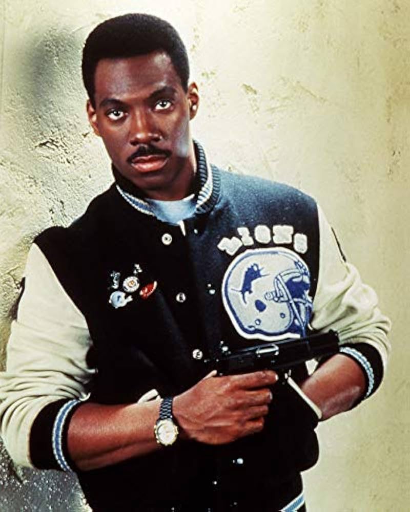 Varsity Detroit Lions, icona tra cinema e sport.
Resa celebre da Eddie Murphy nei panni di Axel Foley nel film Beverly Hills Cop, è uno dei capi più riconoscibili dello stile anni ’80.
Corpo in lana nera e maniche in pelle (o similpelle) color crema, con costruzione tipica varsity pensata per resistenza e comfort. Sul petto spicca la grande toppa con il casco dei Detroit Lions e la scritta “LIONS”, mentre sulle maniche compaiono i numeri “6” e “7”.
Colletto, polsini e fondo a costine con righe blu e bianche richiamano i colori ufficiali della squadra, completando un design autentico e sportivo.
Un capo che unisce cultura pop, heritage NFL e stile senza tempo.
🛒 Disponibile sul nostro shop on-line oppure in Store
💬 Contattaci per qualsiasi informazione o dettaglio che vuoi sapere
#varsityjacket #detroitlions #beverlyhillscop #vintagestyle #nflstyle