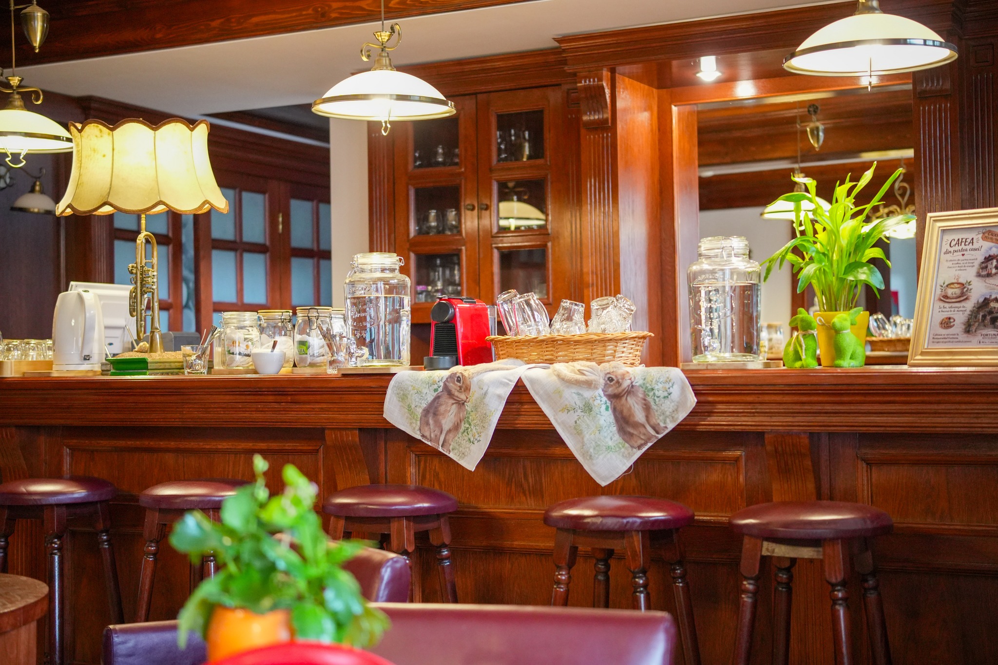 Acasă e locul unde te simți bine.
La Arte, fiecare detaliu este creat pentru asta —
de la lumină, la texturi, până la liniștea care te înconjoară.
#CamereUnice #ArteExperience #FeelGoodPlace #InteriorMood #BoutiqueStay #CazareCuStil #Tușnad #StayInspired #RelaxTime #DesignCuSuflet