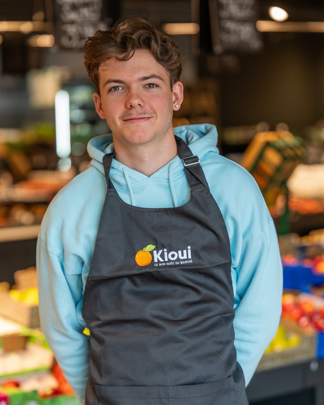 Rencontre avec Clément, notre apprenti passionné !
.
Chez Kioui, on a à cœur de transmettre notre savoir-faire et notre amour des bons produits. Clément, en apprentissage parmi nous, incarne cette jeunesse courageuse et motivée qui fait vivre notre métier avec enthousiasme.
.
💬 Pourquoi il aime son métier ?
« Apprendre au contact des clients et des produits, découvrir les coulisses d’un commerce où la qualité et l’authenticité sont au cœur de tout… C’est une aventure humaine et gourmande ! »
.
👉 Une relève assurée :
Grâce à des jeunes comme Clément, l’artisanat et le commerce de proximité ont de beaux jours devant eux. Merci à lui pour son énergie et sa bonne humeur au quotidien !
.
.
.
#team #teamkioui #kioui #kiouiarras #kiouiprimeurs #lebongoutdumarche #fruits #legumes #fromages #charcuterie #epiceriefine #madeinfrance #arras #hautsdefrance
.
www.kioui-primeurs.fr