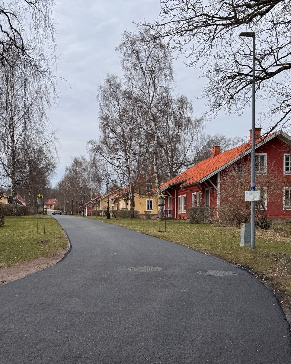 Nu är asfalten på plats! Det är slätt och fint, men vägen är ännu inte klar. Vi skall få en ytbehandling med grus, och lim, som gör att det kommer se mer ut som en grusväg. Vägen går att gå på samma dag som ytbehandlingen lagts och denna ytbehandling kommer ske först i sommar, då det behöver vara varmare och torrare luft. Innan dess skall vi få "övergången" till grusgångar och gräsmatta förbättrad med jord och grus. Det skall bli väldigt spännande att se slutresultatet!