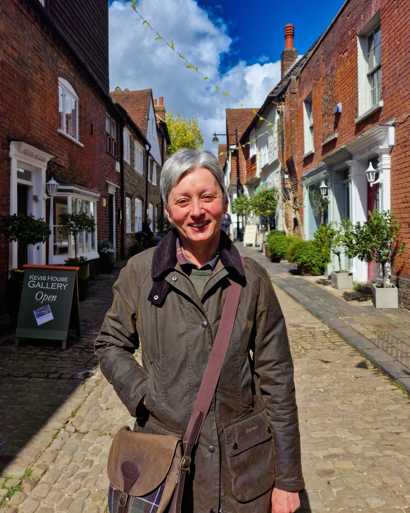 🌿 Vorreste conoscere una cittadina (quasi) perfetta in cui vivere**
Chi mi segue da un po’ lo sa: io adoro Chawton, il mio piccolo villaggio incantato. Meno di 500 anime immerse nella meravigliosa campagna dell’Inghilterra del Sud. Il mio rifugio, il mio piccolo Paradiso, la mia idea di casa.
Eppure, ogni tanto mi viene chiesto: “Se un giorno non potessi più vivere in un villaggio, dove andresti?”
Di certo non in una grande città. Dopo aver assaporato la quiete e i ritmi lenti dei villaggi inglesi, tornare al caos sarebbe molto difficile.
La mia alternativa ideale? ✨ Una piccola cittadina storica nel Sud Est inglese. E credo proprio di sapere quale sarebbe una candidata ideale: Petworth.
✨ Perché Petworth è cosi' speciale?
✅ Circa 3.000 abitanti e tutti i servizi essenziali
✅ Deliziose tea room e caffè (fondamentali per me 😊)
✅ Due ottimi pub di campagna e diversi ristoranti
✅ Petworth House, una delle residenze più belle del National Trust, con una straordinaria collezione d'arte e un parco immenso
✅ Cottage e case storiche da fiaba
✅ Una chiesa normanna con oltre 1.000 anni di storia
✅ Più di 50 negozi indipendenti
✅ Uno dei poli dell’antiquariato più importanti d’Inghilterra
Il tutto, abbracciato dalle dolci colline dei South Downs, che rendono il panorama semplicemente mozzafiato 😍
È un posto quasi perfetto. 'Quasi', perchè...non ha la stazione dei treni. Ma quella di Pulborough è a soli 10 minuti, e da lì si arriva a London Victoria in circa 1h20 🚉
Domenica sono tornata a Petworth e, come sempre, è stata una giornata splendida: antiquari, botteghe artigiane, un pranzetto veloce in uno dei miei caffè preferiti…e una visita speciale di cui vi parlerò presto ✨
Se volete scoprirla meglio, ne parlo nel mio ultimo video dedicato ai South Downs e in un video più approfondito pubblicato qualche mese fa sul mio canale YouTube. È davvero una perla del West Sussex ❤️
💚 E a voi piacerebbe vivere in una cittadina come Petworth — raccolta, elegante, immersa nella natura e ricca di storia?
#passionecampagnainglese #petworth