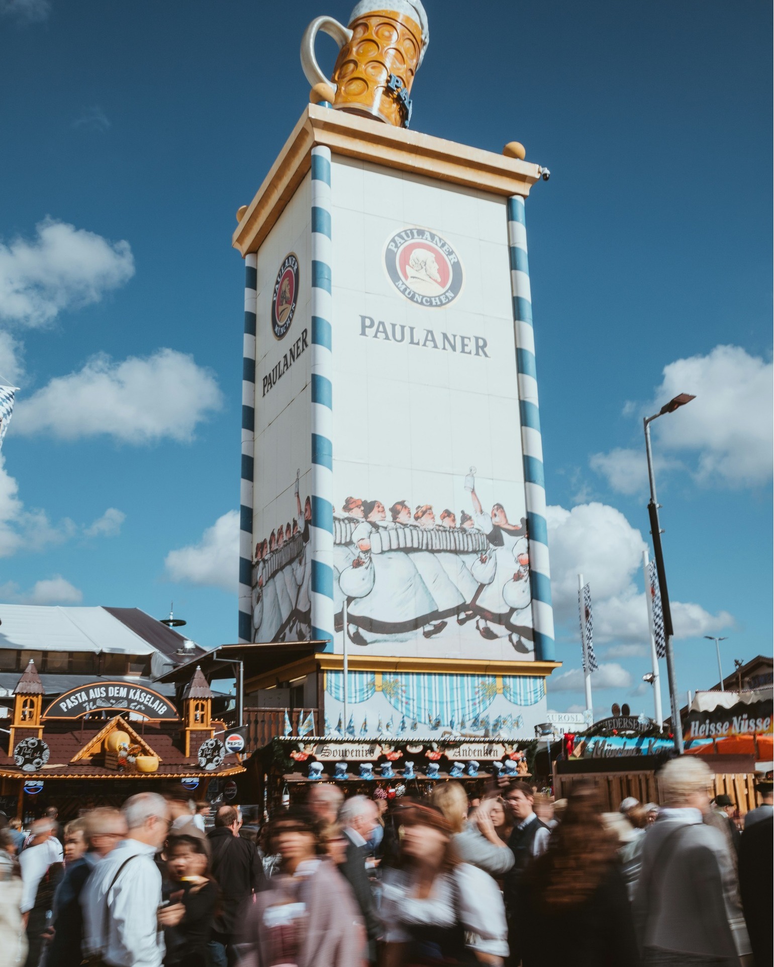 📍Munique, Alemanha
Oktoberfest
A Oktoberfest transforma Munique em um verdadeiro palco de celebração.
Tendas decoradas, trajes típicos, música ao vivo
e a gastronomia bávara criando um clima de alegria contagiante.
Depois de cruzar os Alpes sobre duas rodas…
é aqui que a jornada ganha um novo ritmo.
Um encerramento leve, intenso
e simplesmente inesquecível.
Quer viver isso em 2026?
Comente ALPES e receba no direct o roteiro completo do tour Passos Alpinos + Oktoberfest.
#Oktoberfest #Munique #Alemanha #Mototurismo #ViagemDeMoto #TourDeMoto #XtradaExpeditions #PassosAlpinos #Experiência #Xtrada