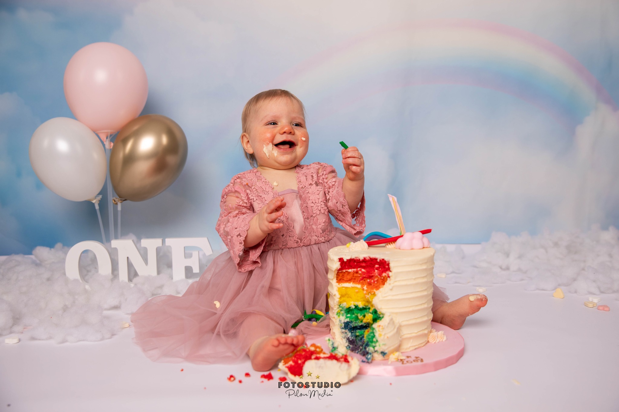 Soms zit er achter een fotoshoot een verhaal dat je raakt🌈 💛
En deze keer was dat met een cakesmash fotoshoot. Een shoot waarbij je het misschien niet direct verwacht, maar ik vond het zo bijzonder dat ik dit mocht delen.
Deze lieve ouders kwamen bij mij voor de eerste verjaardag van hun dochtertje… hun regenboogkindje🌈 Ze wilden heel graag een feestje voor Zoey, maar ook op een manier wat het verhaal van hun verloren kindje vertelt. Dit is wat Zoey een regenboogkindje maakt.
Speciaal voor hen heb ik een nieuw thema uitgewerkt. Met een waanzinnige taart, dubbel zo groot als normaal, en vanbinnen gevuld met alle 6 kleuren van de regenboog. Echt weer een waanzinnig kunstwerk door Tracey van Jewell Cake Creations uit Aalten, onze vaste taartenbakster🙏🎂
Wat was het bijzonder om dit op deze manier vast te mogen leggen. Die kleine handjes in de taart, de lachjes, maar ook de emotie en het verhaal wat erachter zit. Alles klopte🩷
Deze shoot mocht ik delen om ouders te inspireren die in een soortgelijke situatie zitten. Bedankt dat ik jullie verhaal op deze manier mocht vertellen.
Dit nieuwe thema is nu te reserveren op: www.fotostudiopilonmedia.nl/cakesmash
#cakesmash #eersteverjaardag #1jaar #regenboogkindje #fotograafwinterswijk