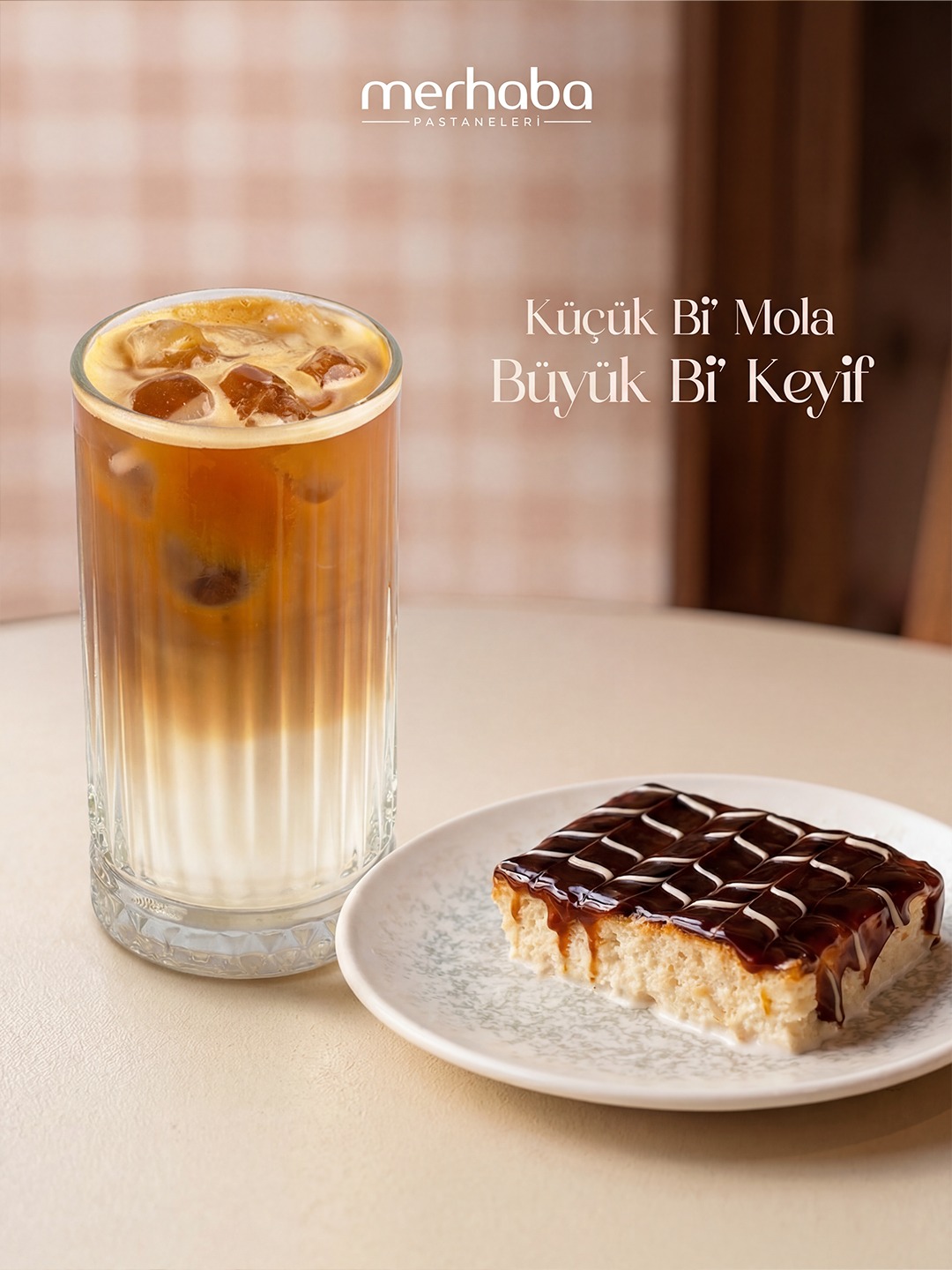 Hafif ve ferah bir eşleşme. Karamel soslu trileçemizin yumuşacık dokusuna, Ice Latte’nin soğuk ferahlığı eşlik ediyor. Merhaba Pastaneleri ustalığını her yudumda ve her dilimde hissedin. 🍮❄️