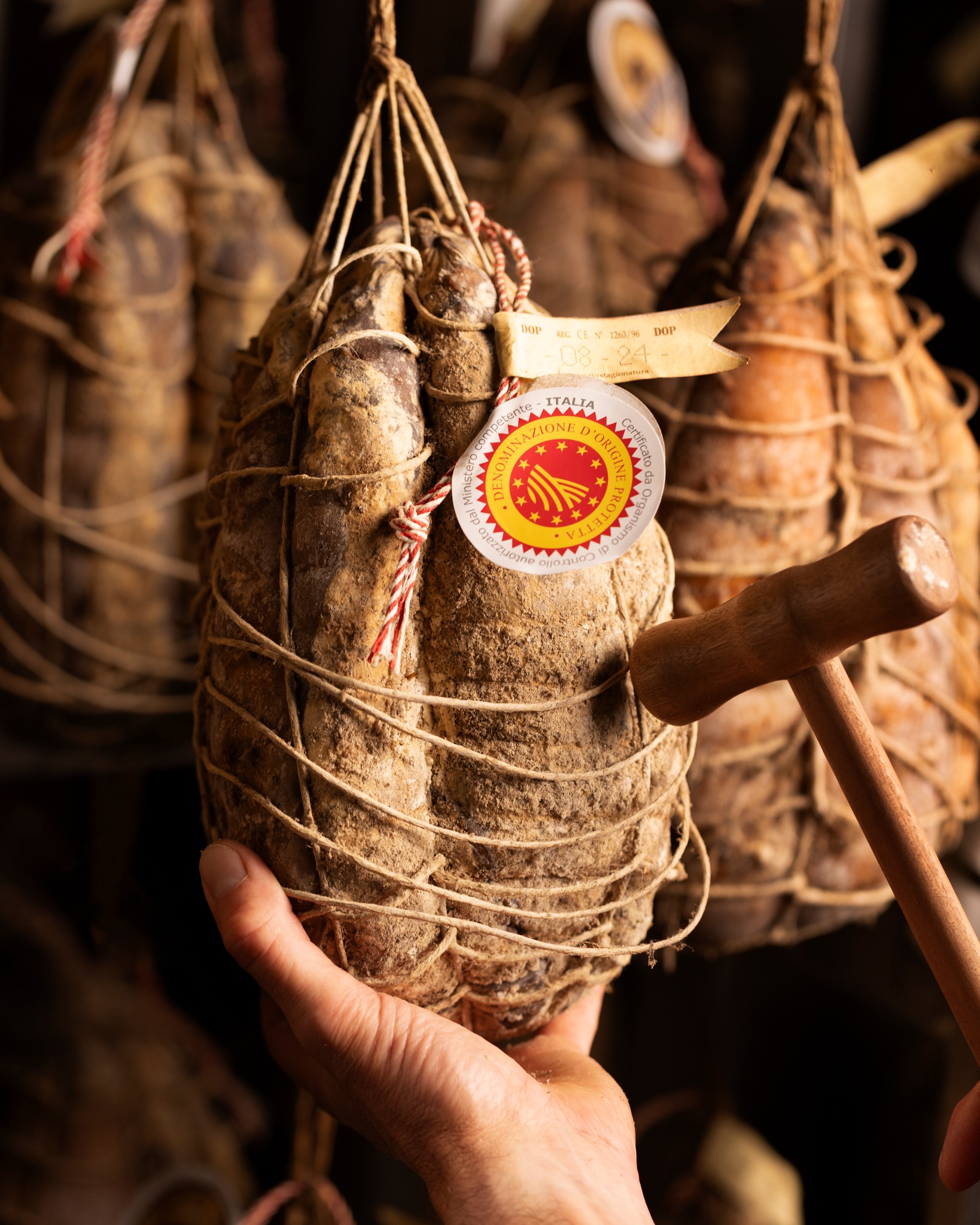 Mind the #King 👑
La battitura decreta per il Culatello di Zibello DOP il termine del suo cammino verso l’eccellenza.
Il Re dei Salumi è pronto a conquistarvi.
.
.
#MindThePop #MediaRelation #DigitalAgency #Parma