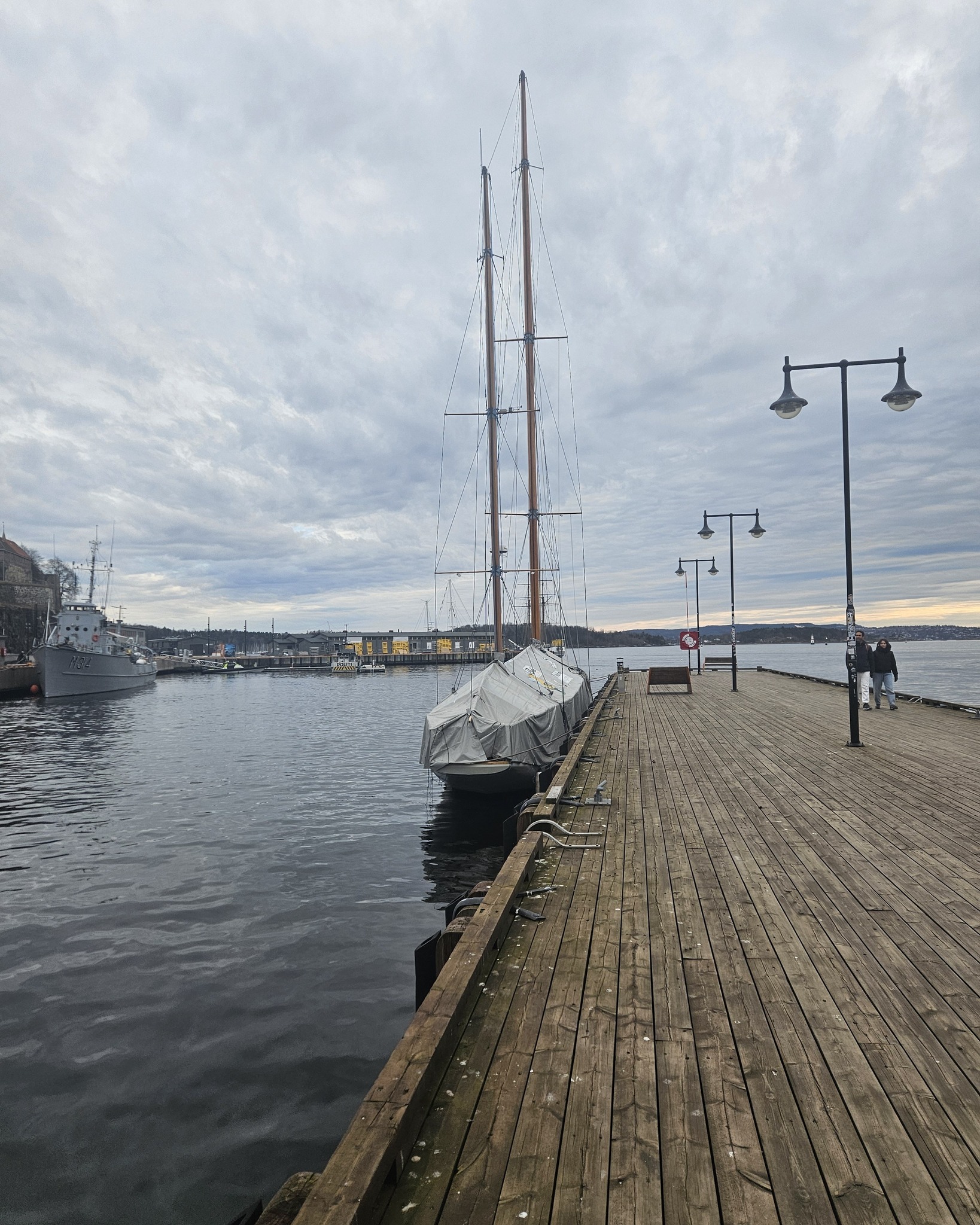 Ingen vårhelg uten slipp!
Slippen fortsetter i morgen, materialforvalter Tobias har en stram plan vi må følge for å få Mohawk klar til seilsesongen.
Oppmøte på Mohawk, rådhusbryge 1 i morgen klokken 10 i klær som tåler 0 bli møkkete. Vi serverer lunsj og avslutter klokken 16⛵️
