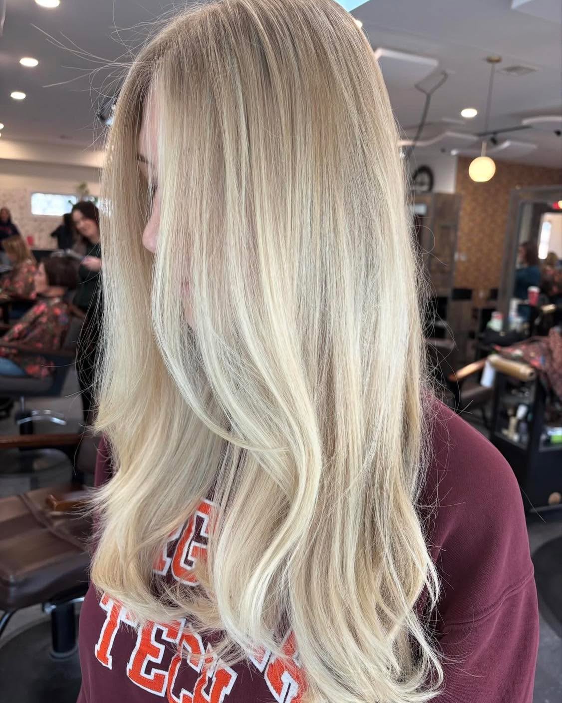 fresh blonde & blowout ✨🤌🏼
Hair by @hairby_ashtonwheeler
•
•
•
#blowout #blonde #K18 #highlightrefresh #blacksburgsalon