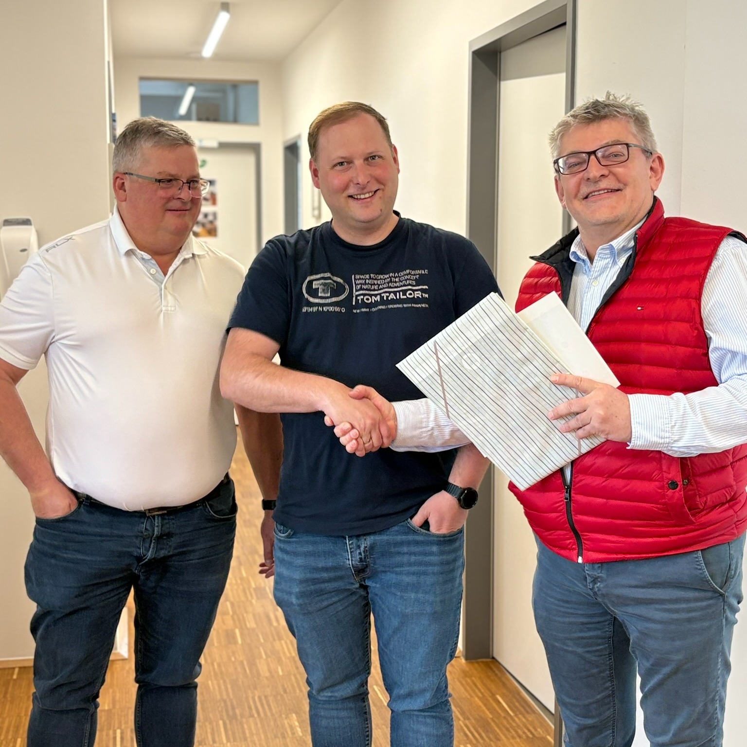 🎉 10 Jahre Markus Pferschy 🎉
Unser Prokurist Markus Pferschy wurde vergangenen Freitag für sein 10-jähriges Firmenjubiläum überrascht. 🎂
Er bekam von der Geschäftsführung einen Wellnessgutschein und eine Torte überreicht – eine wohlverdiente Anerkennung für seinen außergewöhnlichen Einsatz.
Seit einem Jahrzehnt ist Markus eine tragende Säule unseres Unternehmens und aus unserem Team nicht mehr wegzudenken. Mit seinem unermüdlichen Engagement und seinem Blick für das große Ganze prägt er unsere tägliche Arbeit maßgeblich. Er versteht es, Prozesse nicht nur zu begleiten, sondern aktiv zu verbessern, neue Workflows zu etablieren und nachhaltige Standards zu schaffen, die unser Unternehmen effizienter machen.
Besonders hervorzuheben ist seine Fähigkeit, Herausforderungen lösungsorientiert anzugehen – stets mit dem Ziel, die bestmöglichen Ergebnisse für das Unternehmen und das Team zu erzielen. Sein Einsatz geht dabei weit über das übliche Maß hinaus und zeigt sich nicht nur in seiner fachlichen Kompetenz, sondern auch in seiner Verlässlichkeit.
Wir gratulieren ihm recht herzlich und möchten uns für seine Bemühungen und seinen außergewöhnlichen Einsatz von Herzen bedanken.
Auf viele weitere erfolgreiche gemeinsame Jahre! 🙌
#Teamwork #Jubiläum #Danke #Wertschätzung #Karriere #Ingenieurbüro