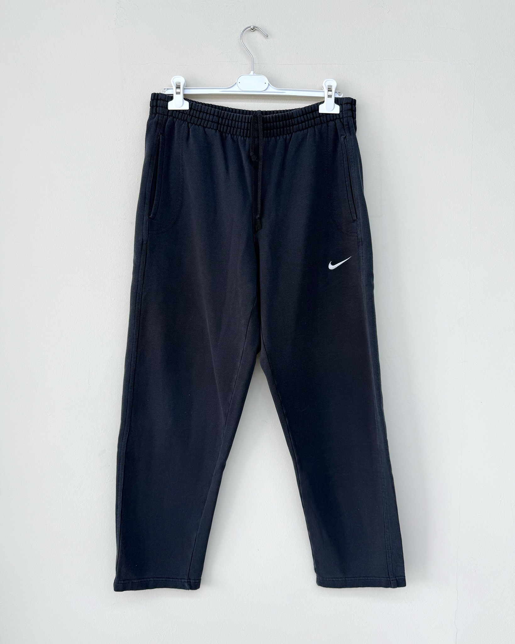 Pantaloni tuta Nike neri, essenziali e senza tempo.
Linea dritta con vestibilità comoda, vita elastica con coulisse regolabile e iconico Swoosh ricamato sulla gamba. Un design pulito che funziona sempre, tra sport e streetwear.
Realizzati in cotone felpato o tessuti tecnici traspiranti (a seconda della versione), garantiscono comfort e libertà di movimento. Le tasche laterali e l’orlo aperto completano un fit rilassato, tipico sia dei modelli moderni che delle versioni vintage anni ’90.
Un capo versatile, perfetto per ogni giorno.
🛒 Disponibile sul nostro shop on-line oppure in Store
💬 Contattaci per qualsiasi informazione o dettaglio che vuoi sapere
#nikesweatpants #swooshstyle #sportswear #90sstreetwear #casualfit