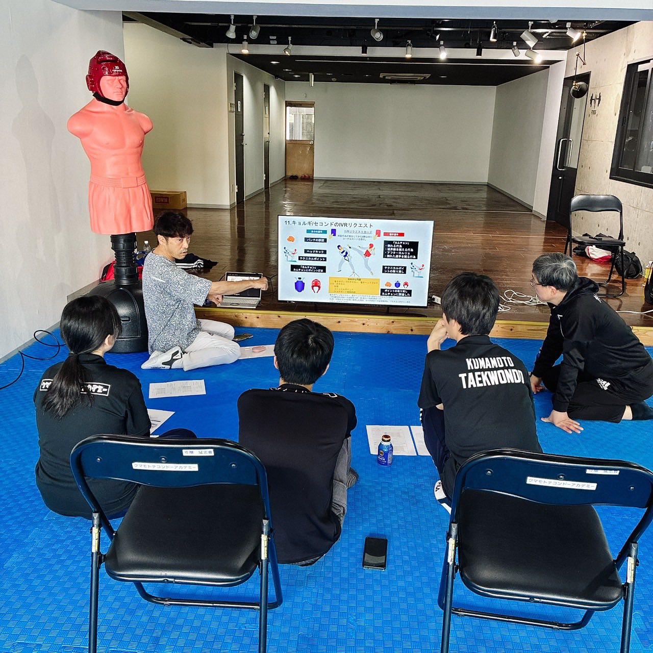 2026年度熊本県テコンドー協会審判講習会
ルールの説明とビデオリプレイの確認、TAペーパーの書き方等、レフリーとしての知識を再確認しました。
来週の県大会に向けて、熊本県レフリーもトレーニングしました。