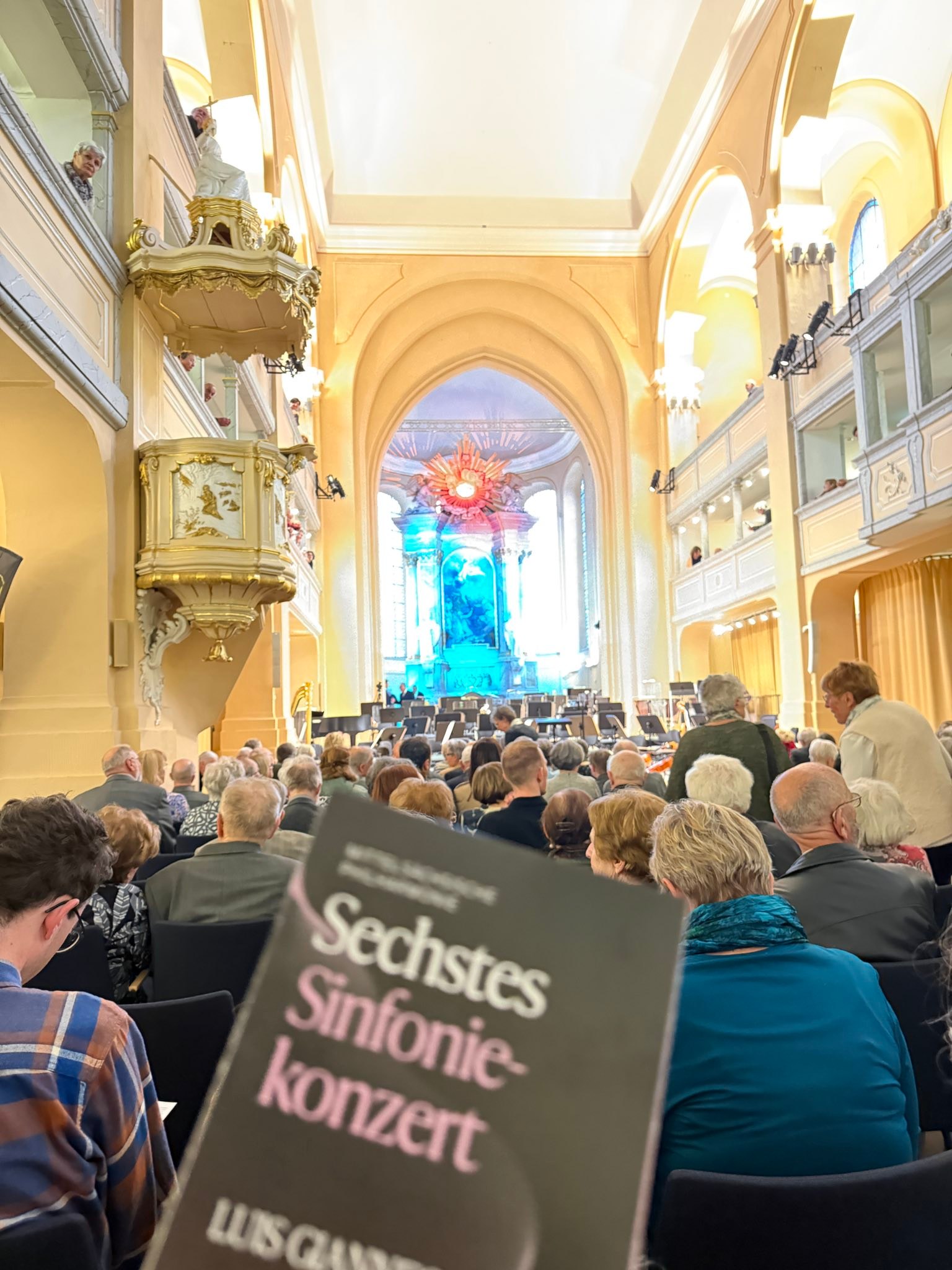 🎶 Ein besonderes 6. Sinfoniekonzert: Südamerika hautnah 🌎
Ein temperamentvoller Abend mit der Mittelsächsischen Philharmonie: Es ging in das Heimatland unseres Generalmusikdirektors José Luis Gutiérrez und weit darüber hinaus nach Südamerika. Heiße Rhythmen, große Emotionen und außergewöhnliche Klänge – sogar eine Muschel und ein großer Gong kamen zum Einsatz und entführten uns damit bis in die geheimnisvolle Welt der Mayas.
Gleichzeitig war dieses Konzert ein stimmungsvoller Auftakt in die Freiberger Jazztage.
Die Werke die sorgten für eine besondere Klangvielfalt.
👶 Besonders spannend war die Einführung unseres Intendanten Sergio Raonic Lukovic: Eine Studie zeigt, dass Kinder, die früh klassische Musik hören, empathischer werden und kognitive Vorteile entwickeln. Deshalb gibt es jetzt Babykonzerte ab 3 Jahren – das erste war , wie auch das Sinfoniekonzert, ausverkauft!
Dank einer großzügigen Spende von Herrn Friedrich wird diese wichtige Kinderförderung möglich – ganz im Sinne seiner Frau, die viele Jahre als Lehrerin tätig war. So kann das künftige Publikum unserer Sinfoniekonzerte frühzeitig gefördert, herangebildet und für die Musik begeistert werden. ⚒️📈🩶