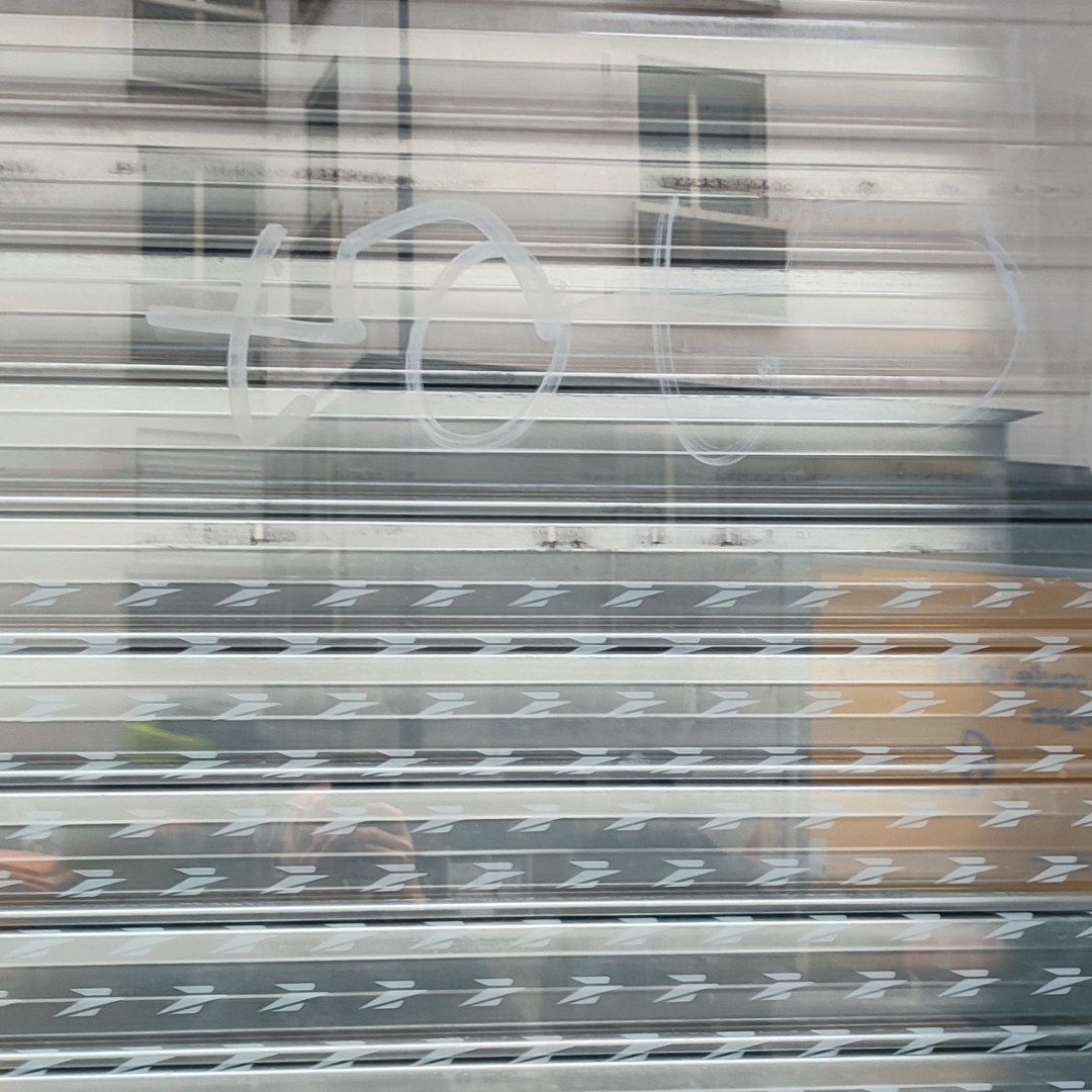 Intervention anti-tag à Paris ✨
Effacement de tag à l’acide sur vitrage + pose de film de protection sur un bureau de poste.
✔️ Verre restauré sans remplacement
✔️ Résultat propre et durable
✔️ Protection renforcée contre les dégradations
Une solution idéale pour les zones exposées.
#verreidf #antitag #vitrage #renovation #filmprotection #paris #chantier #avantapres #maintenance #protection #btp