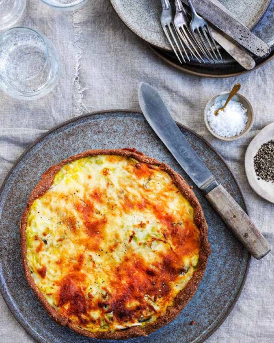 Lækker tærte med spinat og ost
4 portioner.
Tærtebund
• 120 g Elverbrødsmelblanding
• 15 g ekstra jomfruolivenolie eller koldpresset
rapsolie
• 220 g koldt vand
• ½ tsk. salt
Tærtefyld
• 4 æg • Salt og peber
• 50 g spinat, frisk eller frost
• 250 g porrer, skåret i skiver
• 1 spsk. ekstra jomfruolivenolie
• 120 g ost, 25 %, revet
• 300 g grøntsager, fx peberfrugt, gulerod og spidskål, skåret i stave
eller både
• Salt og peber
Tærtebund
Stil ovnen på 200 grader varmluft. Bland mel, olie, vand og salt godt sammen i en skål. Saml dejen, og rul den ud mellem to stykker bage
papir. Den skal passe til en tærteform på 30 cm i diameter. Fjern det øverste bagepapir, og læg dejen i tærtefadet
med bagepapiret i bunden af fadet. Prik med en gaffel i tærtebunden. Bag
den i ovnen i ca. 15 minutter. Tag bunden ud, og
skru ovnen ned på 175 grader.
Tærtefyld
Pisk æggene sammen. Krydr med salt og peber.
Svits spinaten og porrestykker på panden i olivenolie, og fordel det over tærtebunden. Fordel
æggemassen over, og top til sidst med osten. Bag tærten i ovnen i 45-50 minutter ved 175 grader varmluft.
Opskriften er fra vores bog: 21 vegetariske dage til vægttab.
www.hartvig-engell.dk/butik