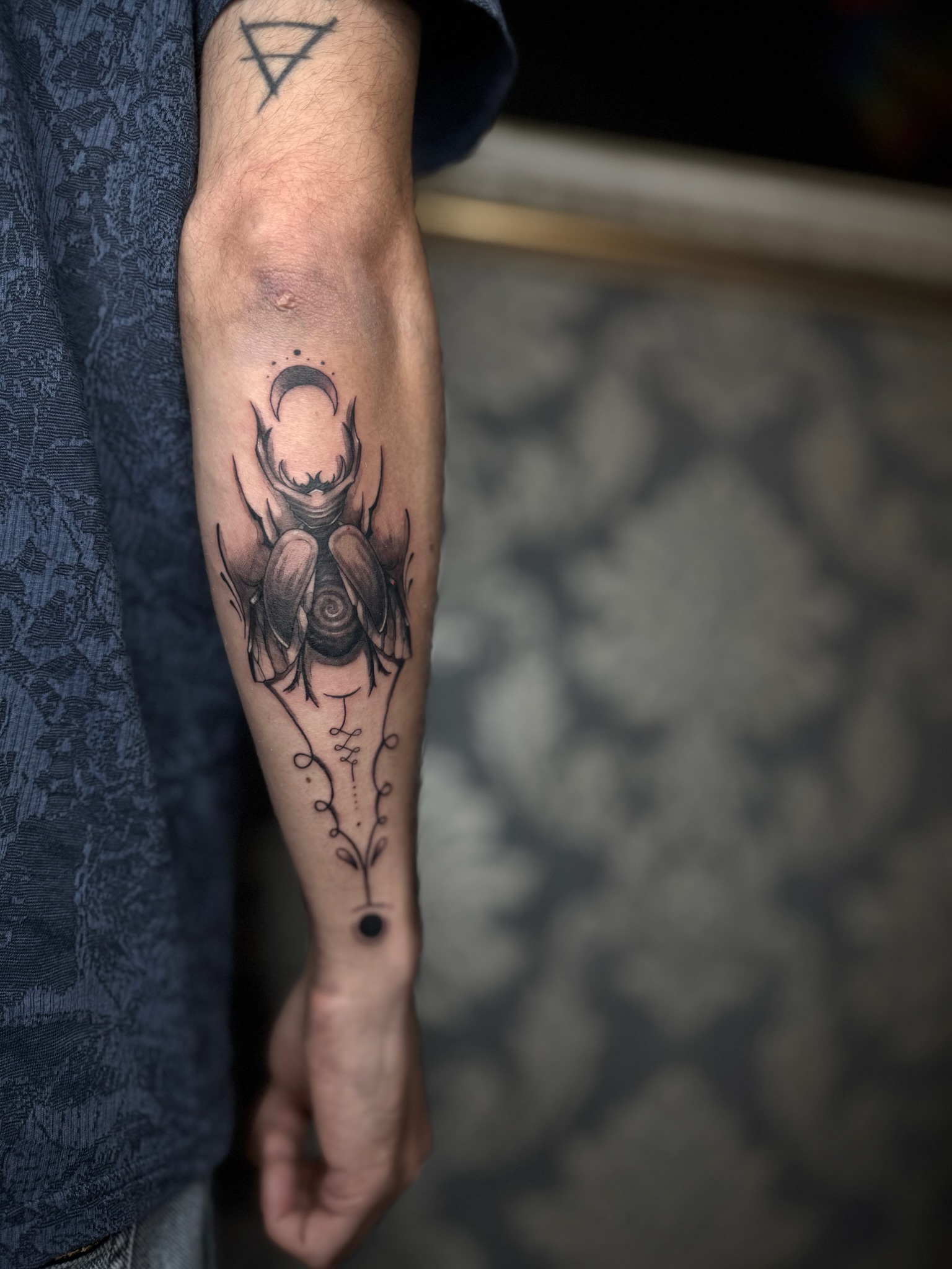 Nicht laut, nicht überladen.
Klar in der Umsetzung, reduziert im Stil.
Der Fokus liegt auf dem, was bleibt: saubere Arbeit und ein stimmiges Gesamtbild auf der Haut.
#TattooAustria #tattoovibes #Tattoostudio #DCTattoo #Zeltweg #TattooArtists #TattooStudio #murtal #TattooArt #tattoolove #Steiermark #BodyArt #tattoolovers #InkAddict #tattooartist #tattoostudio #TattooInspiration #tattooinspiration #Tattoo #inkedcommunity #TattooLovers #abouttoday #tattoostyle #tattooart #dctattooartist #inkedlife #TattooVibes #tattoomagic #TattooInspo #weihnachten