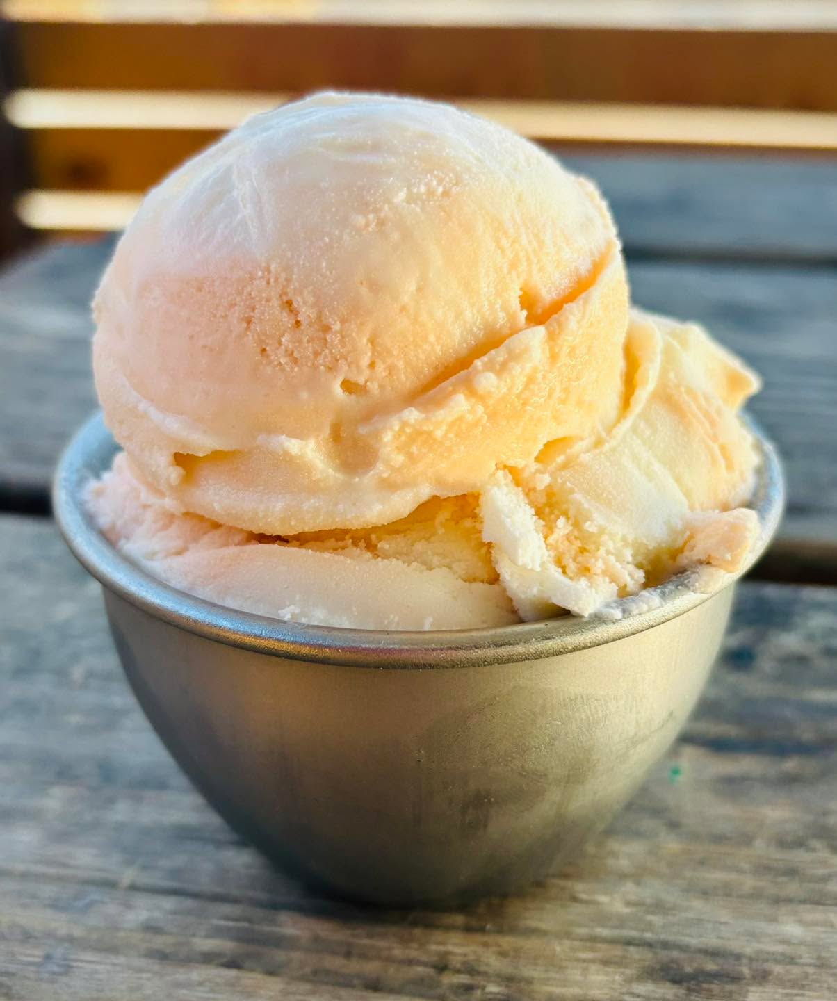🍊NEW Orange Cream Ice Cream! Sidewall vanilla ice cream swirled with orange ice cream.
🍨Enjoy at all Sidewall Pizza locations while supplies last!
#orangecreamsicle #icecream #gvltoday #greenville360