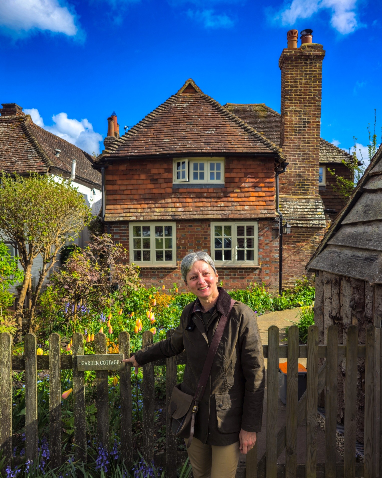 Vi è mai capitato di imbattervi in un luogo così bello da sembrare quasi irreale?
A me succede spesso, qui tra i villaggi della campagna inglese… e l’ultima volta è stata domenica scorsa.
Dopo la visita a Petworth di cui vi ho parlato nel post precedente, sulla strada del ritorno verso Chawton ho seguito una piccola stradina di campagna e, quasi per caso, mi sono ritrovata in un altro gioiello di appena 600 abitanti: Lurgashall.
Un colpo di fulmine immediato!
Il grande village green è il cuore del villaggio: un prato perfetto dove si gioca a cricket, si passeggia, si respira una calma preziosa.
Tutto intorno, cottage fiabeschi, la bottega del villaggio e un pub dal nome originale: The Noah’s Ark, L'Arca di Noè.
Ho scoperto che dal 2018 il village shop è gestito interamente dai residenti, su base volontaria. Un’altra piccola prova di quello spirito di comunità che rende unici i villaggi inglesi.
Poco più in là, nascosta tra gli alberi, la piccola chiesa del villaggio: le sue radici affondano addirittura nel periodo anglosassone, prima dell’anno 1000!
Lurgashall trasmette una pace incredibile: persone che curano i fiori, che portano a spasso il cane, che si godono una pinta di birra ai tavoli di quercia del pub.
Un angolo di fiaba nella splendida campagna dell’Inghilterra del sud.
E la cosa più bella? Non è un caso isolato, ma uno dei tanti villaggi incantati del Parco Nazionale South Downs, il più suggestivo di tutti i parchi nazionali inglesi
E voi, avete mai scoperto un luogo che vi ha fatto sentire così?
passionecampagnainglese #lurgashall #southdowns #southdownsnationalpark #borghiincantevoli #villaggio #villagelife #campagnainglese #englishcountryside #borghimeravigliosi #villagelifestyle #countryliving #countrylife