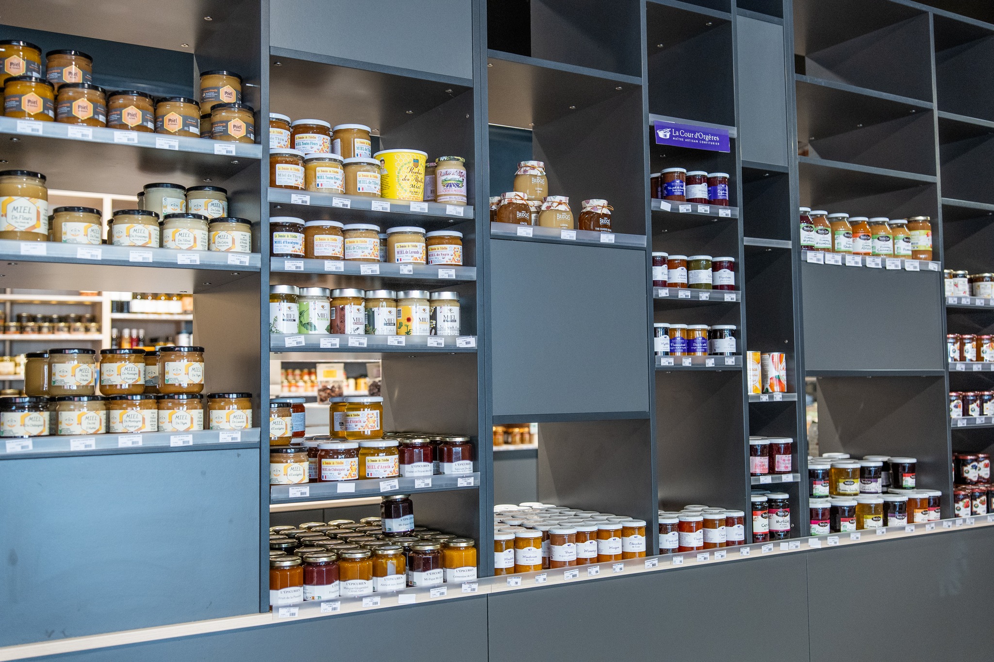 ✨ L’épicerie fine, ce petit coin de voyage et de gourmandise chez Kioui !
.
Ici, chaque bocal, chaque flacon et chaque sachet raconte une histoire : celle de producteurs passionnés, de savoir-faire artisanaux et de saveurs d’exception.
.
Que vous cherchiez à sublimer un plat, à offrir un cadeau gourmand ou simplement à vous faire plaisir, notre épicerie fine regorge de trésors à découvrir.
.
.
.
#cuisinecréative #foodieadventure #kioui #kiouiarras #lebongoutdumarche #kiouiprimeurs #epiceriefine #instagourmand #igersarras #arras #hautsdefrance
.
www.kioui-primeurs.fr