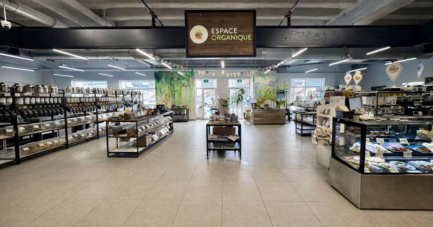 🌿 Un nouveau virage pour Espace Organique 🌿
Bonjour à vous 💛
C’est avec beaucoup de bonheur que je vous annonce que j’ai repris Espace Organique pour lui apporter un nouveau souffle et une belle énergie ✨
Nous conservons tout ce qui rend ce lieu si spécial — un endroit humain, accueillant et proche des gens — tout en vous préparant un agrandissement et plusieurs belles surprises dans les prochaines semaines 👀
La merveilleuse équipe que vous aimez reste en place 🙌
👉 Passez faire un petit tour en magasin pour voir les changements prendre forme semaine après semaine
👉 Et partagez-nous vos coups de cœur ! Nous aimerions les retrouver sur nos tablettes et construire ça avec vous 💚
Passez nous voir, nous sommes ouverts tous les jours pour vous servir et vous aider à manger sainement au quotidien
À très bientôt,
Jacinthe
#espaceorganique #marchev #vieuxlongueuil #biolocal #epicerievrac