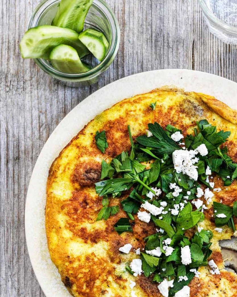Lækker hverdagsmad:
Nem omelet med champignoner& feta
1 portion
• 2 æg
• 1 bæger æggehvide
• Salt og peber
• ½ tsk. stødt muskatnød
• 10 g smør
• 100 g champignoner, i skiver
• 30 g ærter, frisk eller frost
• 30 g fetatern, 4 %, gem evt. lidt feta til at pynte
omeletten med
• 1 håndfuld frisk persille,
finthakket
• 100 g agurk, kan erstattes med asparges alt
efter sæson
Pisk æg og æggehvide sammen i en skål. Drys
med krydderier.
Varm fedtstoffet op på en pande, og hæld æggemassen over. Fordel champignoner, ærter og fetatern over æggemassen, når den har sat sig.
Du kan vælge at vende hele omeletten med en
tallerken eller klappe den sammen ved at lukke
halvdelen af omeletten over den anden halvdel.
Steg den færdig i ca. 3-4 minutter.
Server med frisk persille og stave af agurk. Top
med lidt feta.
Familietip: Rist bacon til familien, og lav grønt i
stave af agurk, peberfrugt og gulerødder. Server groft brød til familien og evt. fiberbrød eller Ketoboller til dig selv.
Opskriften er fra vores bog 21 vegetariske dage til vægttab.
www.hartvig-engell.dk/butik