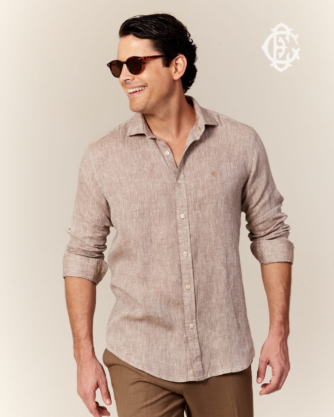 Em tom natural, a camisa de linho Eduardo Guinle traduz leveza com sofisticação.
Disponível em uma paleta de cores variadas, é uma peça essencial que se adapta com facilidade a diferentes ocasiões e estilos.
Visite nossa loja e descubra todas as opções disponíveis.
📍 Shopping da Gávea — 2º piso
R. Marquês de São Vicente, 52, Loja 265A
#EduardoGuinle #CamisaDeLinho #ModaMasculina #EstiloMasculino #ClássicoModerno #LookMasculino #Menswear #ElegânciaDiscreta #LinhoEG #VerãoElegante