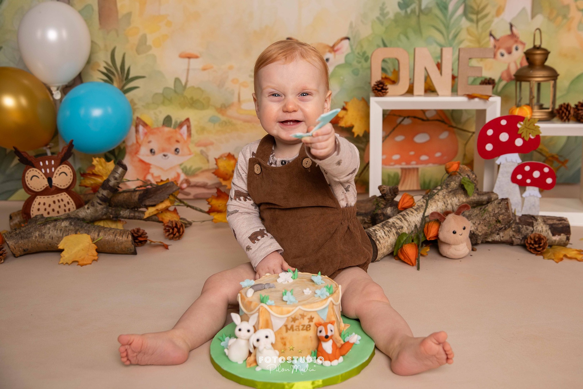 Cakesmash vs kidsportret 🎂📸
Wat zou jij kiezen voor de eerste verjaardag van je kleintje?
Ga je voor een vrolijke cakesmash of juist voor een tijdloos portret?
Maze hoefde gelukkig niet te kiezen 😄
Hij kwam eerst langs voor een gezellig cakesmash feestje en zat een week later opnieuw voor de camera tijdens de Portretjesdag. Hoe leuk is dat?! Zo heeft hij twee totaal verschillende, maar allebei super waardevolle herinneringen aan zijn eerste verjaardag ✨
En jij? Waar ga jij voor? 😍⬇️
Typ ‘cakesmash’ of ‘kidsportret’ in de reacties!
#cakesmash #eersteverjaardag #1jaar #kinderportret #kinderportretfotografie