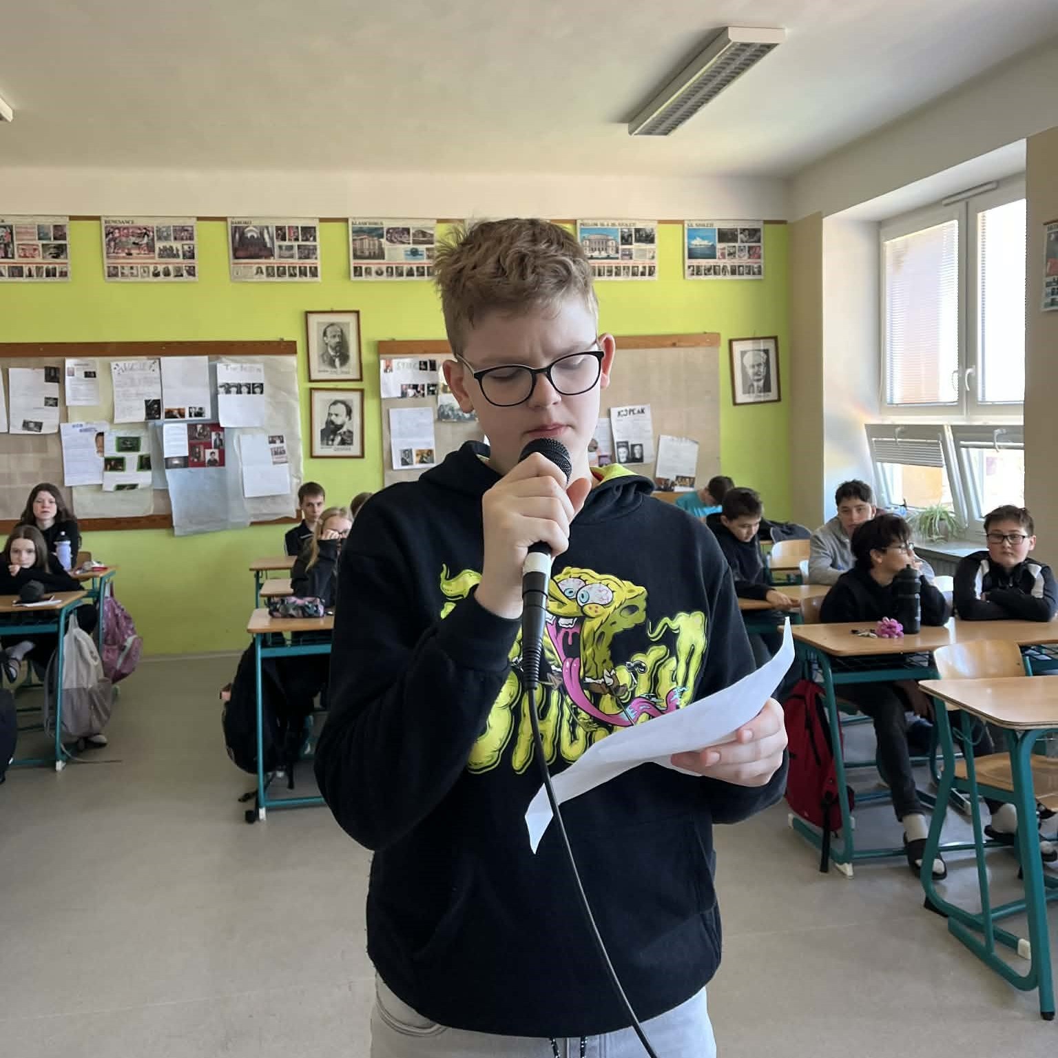 Školní kolo ZŠ Pionýrů má talent
V úterý 7. dubna se na naší škole uskutečnilo školní kolo populární soutěže ZŠ Pionýrů má talent. Pódium patřilo všem odvážným žákům, kteří se nebáli předvést své dovednosti a zaujmout publikum i porotu. K vidění byla mimořádně pestrá směsice disciplín od tradičního zpěvu, recitace a hry na hudební nástroje až po moderní tanec či akrobacii na kolečkových bruslích.
Vysoká úroveň všech vystoupení potvrdila, že naše škola je plná nadaných a kreativních dětí. Za své úsilí a poctivou přípravu byli všichni účinkující odměněni pamětním diplomem. Rozhodování poroty nebylo snadné, nakonec však vybrala dvanáct nejlepších čísel, která postupují do velkého finále. Všem soutěžícím děkujeme za skvělou atmosféru a postupujícím přejeme mnoho úspěchů v závěrečném kole.
Veronika Ivánková