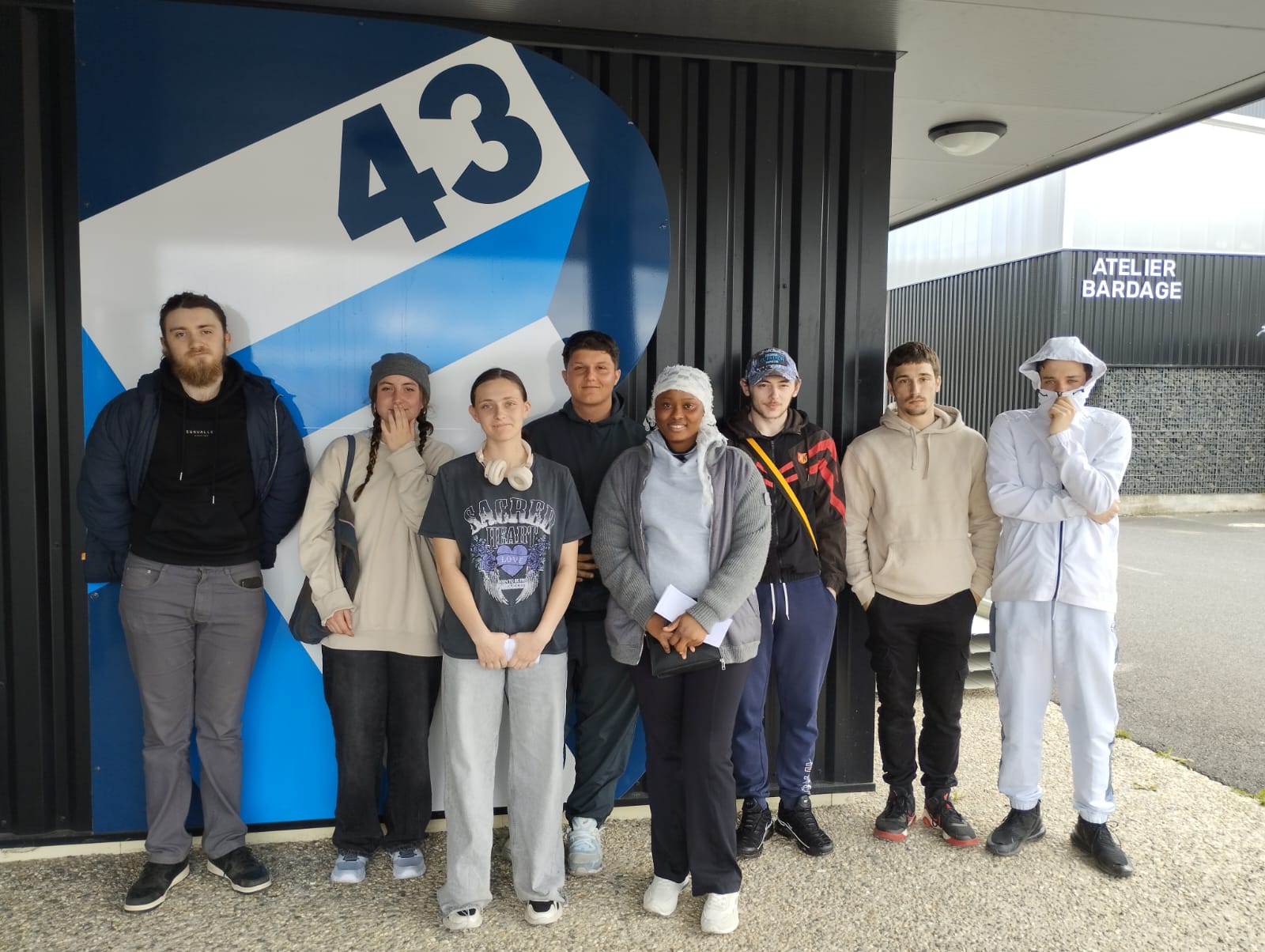 Immersion pro chez Bati Façade 43 !
Aujourd’hui, 8 jeunes du collectif CEJ (Contrat Engagement Jeune) ont découvert les coulisses du monde du bâtiment lors d’une visite enrichissante chez @bati_facades43 à Brives‑Charensac.
Accueillis par Valentin, conducteur de travaux, ils ont pu échanger autour :
🔹 des métiers de l’entreprise
🔹 des postes existants
🔹 des formations pour y accéder
🔹 des projets et réalisations du moment
Après la théorie… place à la pratique 💪
Les jeunes se sont initiés à plusieurs gestes techniques :
🛠️ découpe d’isolant
🧱 pose de plaques sur mur béton
Une immersion concrète qui leur a permis de toucher du doigt les réalités du terrain et les savoir‑faire du secteur.
Un grand merci à Valentin et à toute l’équipe pour leur accueil et leur disponibilité 🙌