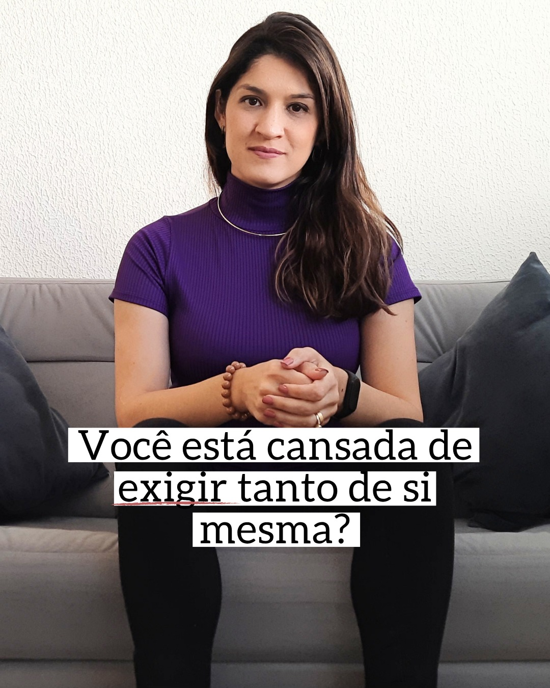 Tem um tipo de cansaço que não resolve com descanso.
Porque não vem só do que você faz. Vem do quanto você se cobra.
Você até percebe que está no limite, mas não se permite parar.
Sempre tem um “só mais isso”.
“Só terminar aquilo.”
“Só dar conta de mais um pouco.”
E quando vê, o dia acabou e você ainda sente que não fez o suficiente.
Isso não é falta de organização. É um padrão de funcionamento!
No consultório, vejo muito essa padrão acontecendo: a pessoa aprende, ao longo da vida, que o seu valor está ligado ao seu desempenho.
Então descansar começa a dar desconforto.
Parar parece errado.
E tudo o que faz, nunca parece suficiente.
Com isso, o corpo vai ficando cansado, mas a mente continua exigindo. E viver assim vai mantendo o sistema em alerta constante.
Cansa, mas não desacelera.
Funciona, mas não se sente bem.
E chega um ponto em que não é mais sobre “se esforçar mais”.
É sobre aprender a se relacionar diferente com você.
Sem se atacar.
Sem se exigir o tempo todo.
Sem precisar merecer descanso.
Se você se reconhece nisso e sente que está cansada de funcionar assim, a terapia pode te ajudar a entender esse padrão e construir um jeito mais leve de lidar com você e com sua rotina.
Se quiser saber como funciona, escreve TERAPIA aqui que te explico melhor como funciona.
E me conta: você sempre sente que deveria estar fazendo mais?