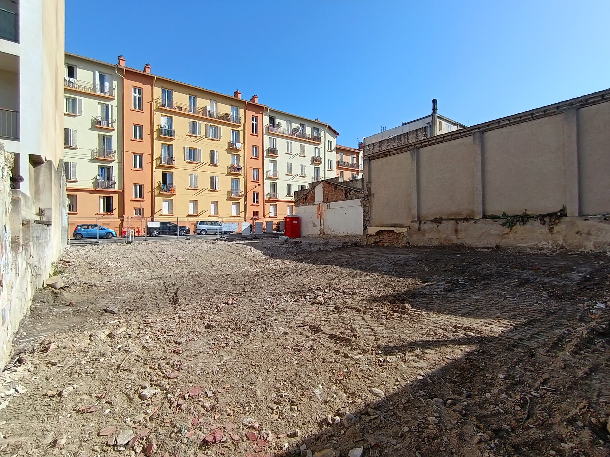 La démolition s'achève, et le terrain du Boulevard Baudelaire est prêt à accueillir l'Immeuble Idéal. On distingue déjà l'emprise du jardin !
🏗 À bientôt pour la suite des travaux !
L'Immeuble Idéal est développé par :
Procivis Provence et @modusaedificandi
L'Immeuble Idéal est (admirablement) commercialisé par :
Vue sur Vert et Fidelis Invest
L'Immeuble Idéal est (très bien) conçu par :
ATELIER EGR, architecte mandataire ; CALMA.fr, architecte associée ; INGENIERIE 84, bureau d'étude structure ; QUADRAGROUPE, bureau d'étude fluides et thermique ; Bureau d'études SNAPSE, économie ; A2MS - Acoustique, bureau d'étude acoustique ; Alpes Contrôles, bureau de contrôle / SPS ; Société de Travaux Alpes Méditerranée (STAM), entreprise gros-œuvre ; Rector Lesage, industriel ; S.D.R, démolition.
#démolition #immeuble #architecture #ville #personnalisable #évolutif #construction #bientôt