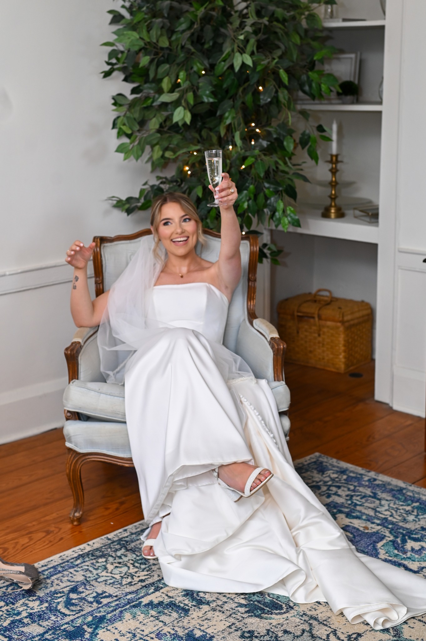 Happy Friday! ✨ Cheers to the weekend and all the beautiful moments ahead. 🥂