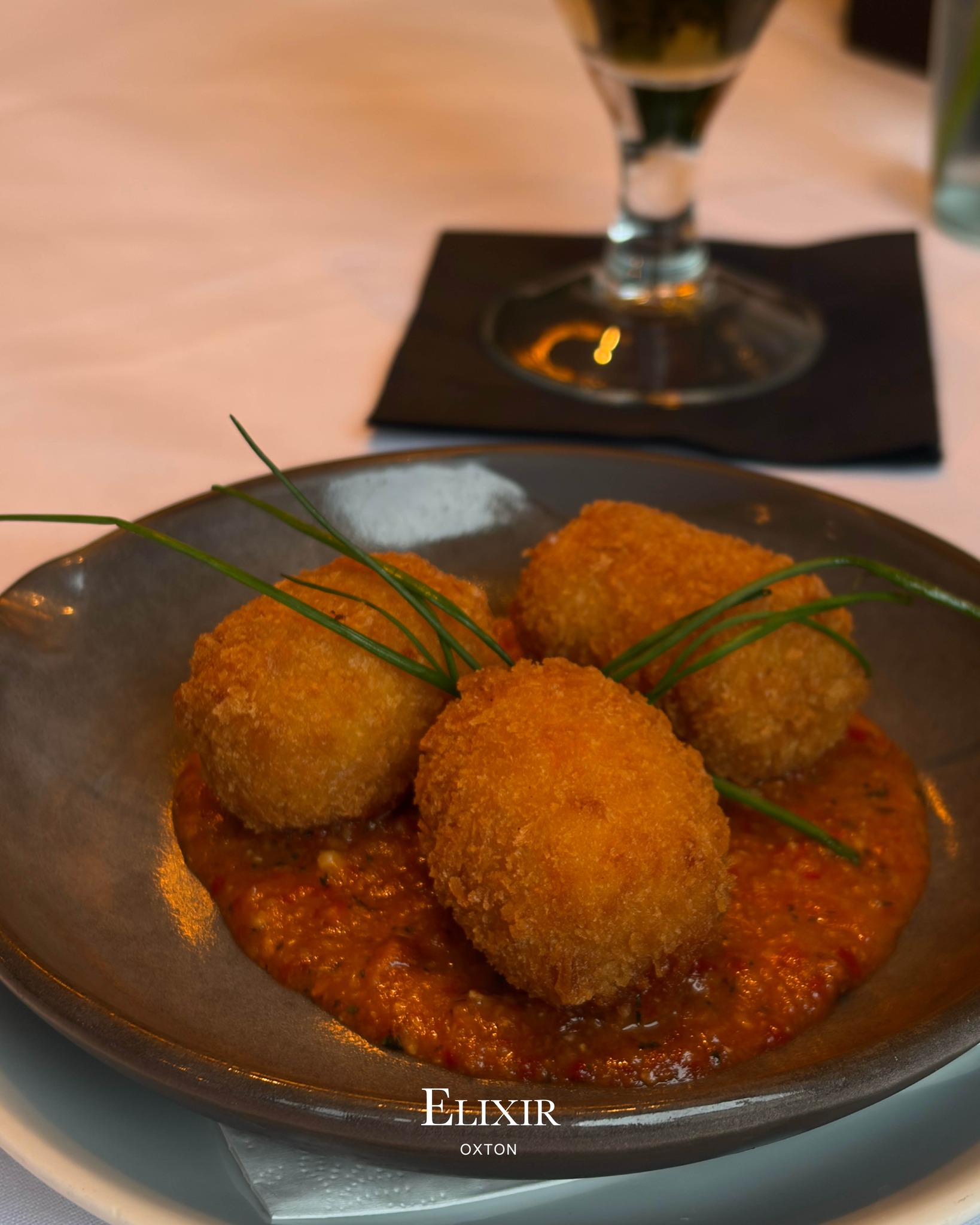 New Menu Item: 𝙏𝙧𝙪𝙛𝙛𝙡𝙚 𝙖𝙣𝙙 𝙋𝙖𝙧𝙢𝙚𝙨𝙖𝙣 𝘼𝙧𝙖𝙣𝙘𝙞𝙣𝙞 🧆
Golden Arancini infused with truffle, parmesan, paired with roasted red pepper romesco 🫑
#wirral #oxton #tasteofelixir #foodie #restaurant #elixir #Wirral #ElixirRestaurant #tapas #newmenu #drinks #WirralRestaurant #Restaurant #ElixirWirral #Food