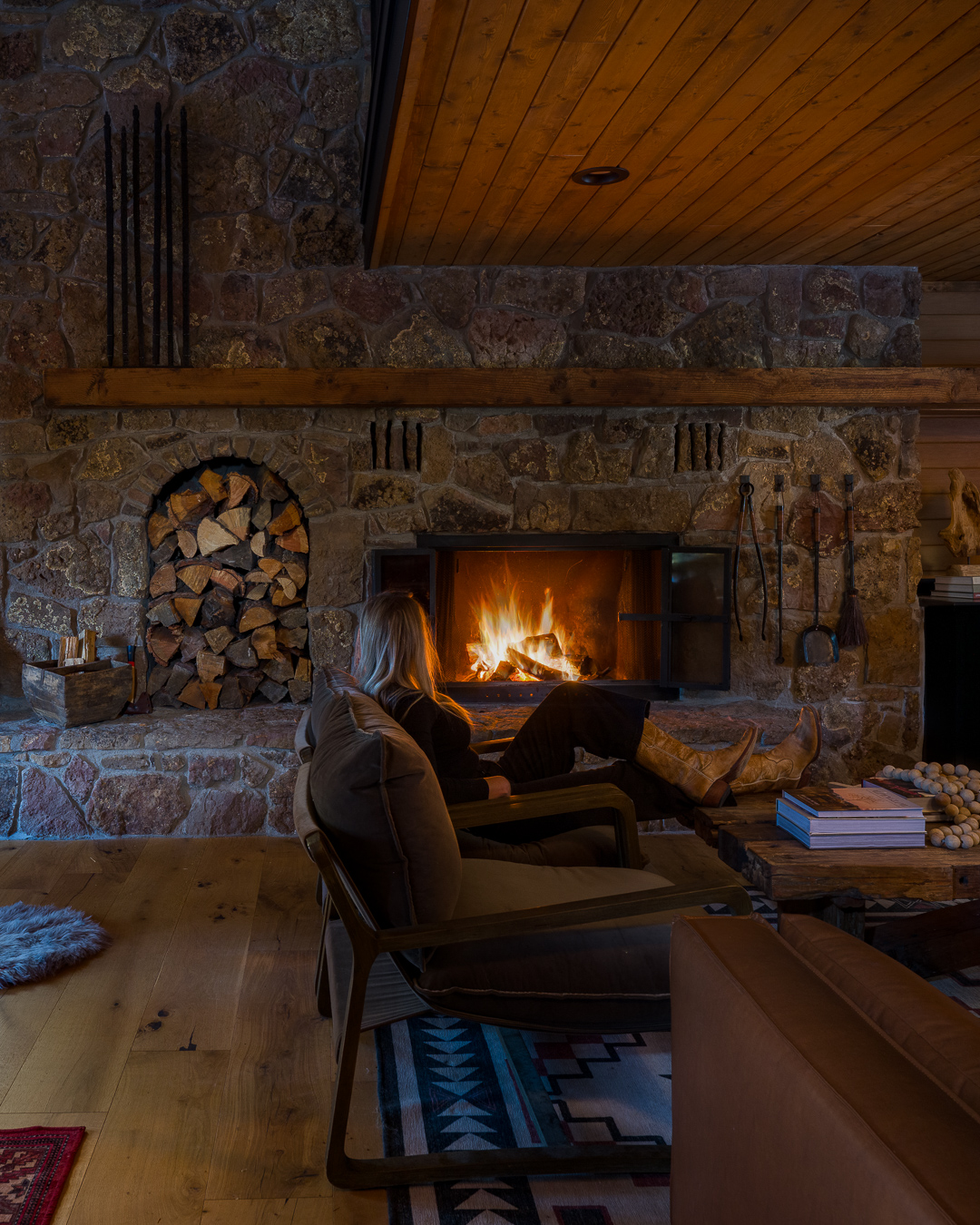 Where the design finally slows down.
The textures are still there—
stone, wood, leather—
but they soften in the firelight.
It’s less about lines now,
more about feeling.
Warmth you can see.
Quiet you can sit in.
The kind of space that doesn’t ask for attention—
it holds you in it.
Because at some point, every well-designed home stops being about how it looks…
…and starts being about how it lives.
📩 Now booking architectural & interior photography sessions.
Let’s create imagery that elevates your work.
#architecturalphotography #lifestyleinteriors #mountainmodern #fireplacevibes #interiormood #designandliving #rootforeachother #joncahillphoto @rootdesignco