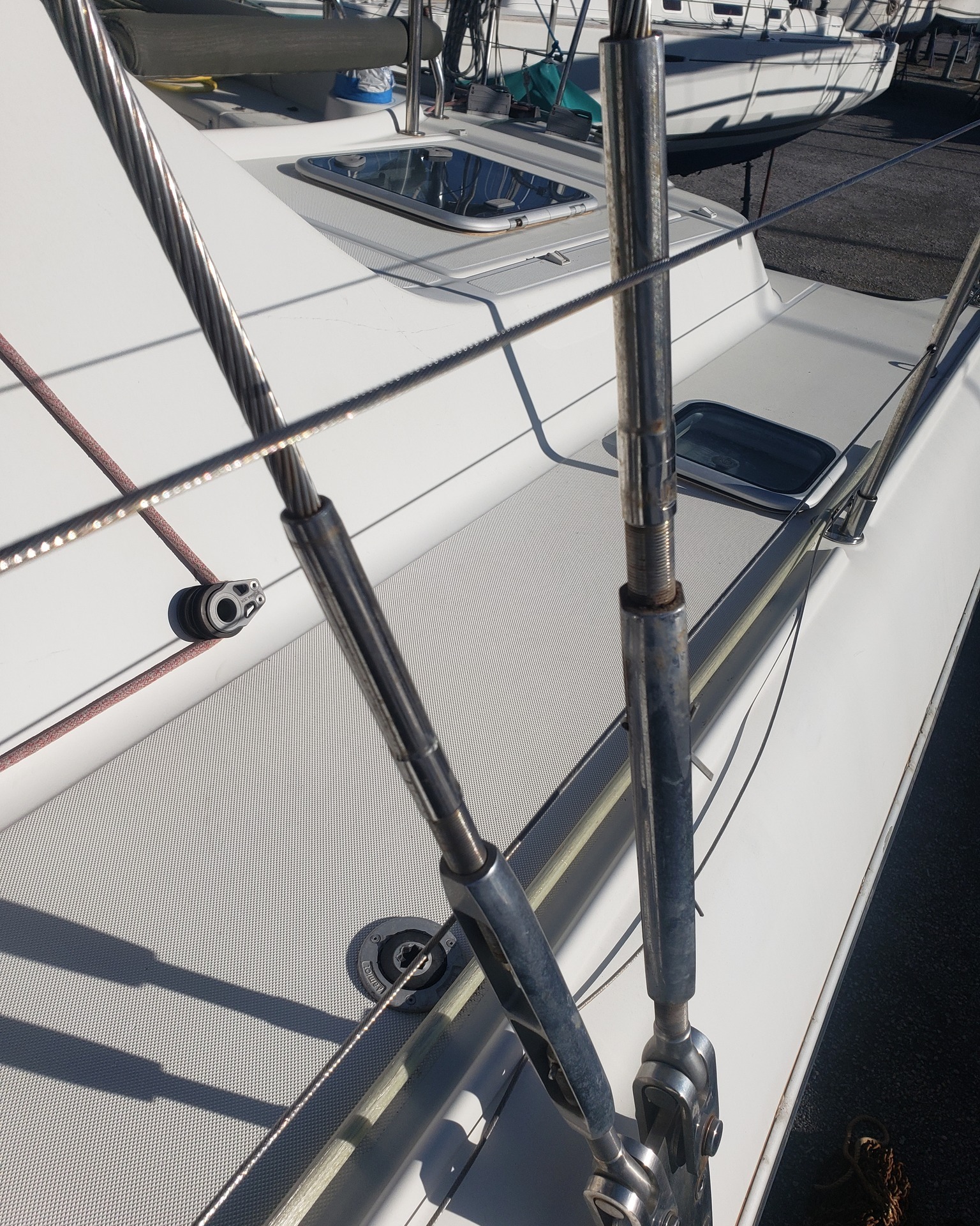 ⚓️ Contrôle de gréement dormant : un indispensable pour votre sécurité
••
Avec le temps, les haubans, ridoirs et câbles inox peuvent s’user.
Un contrôle régulier permet d’éviter les risques de rupture et de démâtage.
👉 Besoin d'un contrôle ? D'un Remplacement ?
••
📍Devis sur demande
•
•
•
#Rigginglife #SailingLife #Sailinglifestyle #Navigation #Nautisme #Voilier #Croisière #PassionVoile ✨☀
