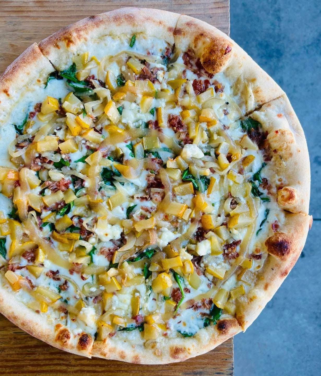 ‼️LAST CALL Seasonal Pear Pizza! Enjoy this dynamic flavor for one more week! We’ll debut our newest seasonal flavors next Tue 4/21!
🍐Honey roasted pears, chopped bacon, caramelized onions, spinach, mozzarella, blue cheese, and pear honey!
🍐Enjoy on regular & gluten free crust!
#gvldaily #gvltoday #greenville360 #pear #pizza
