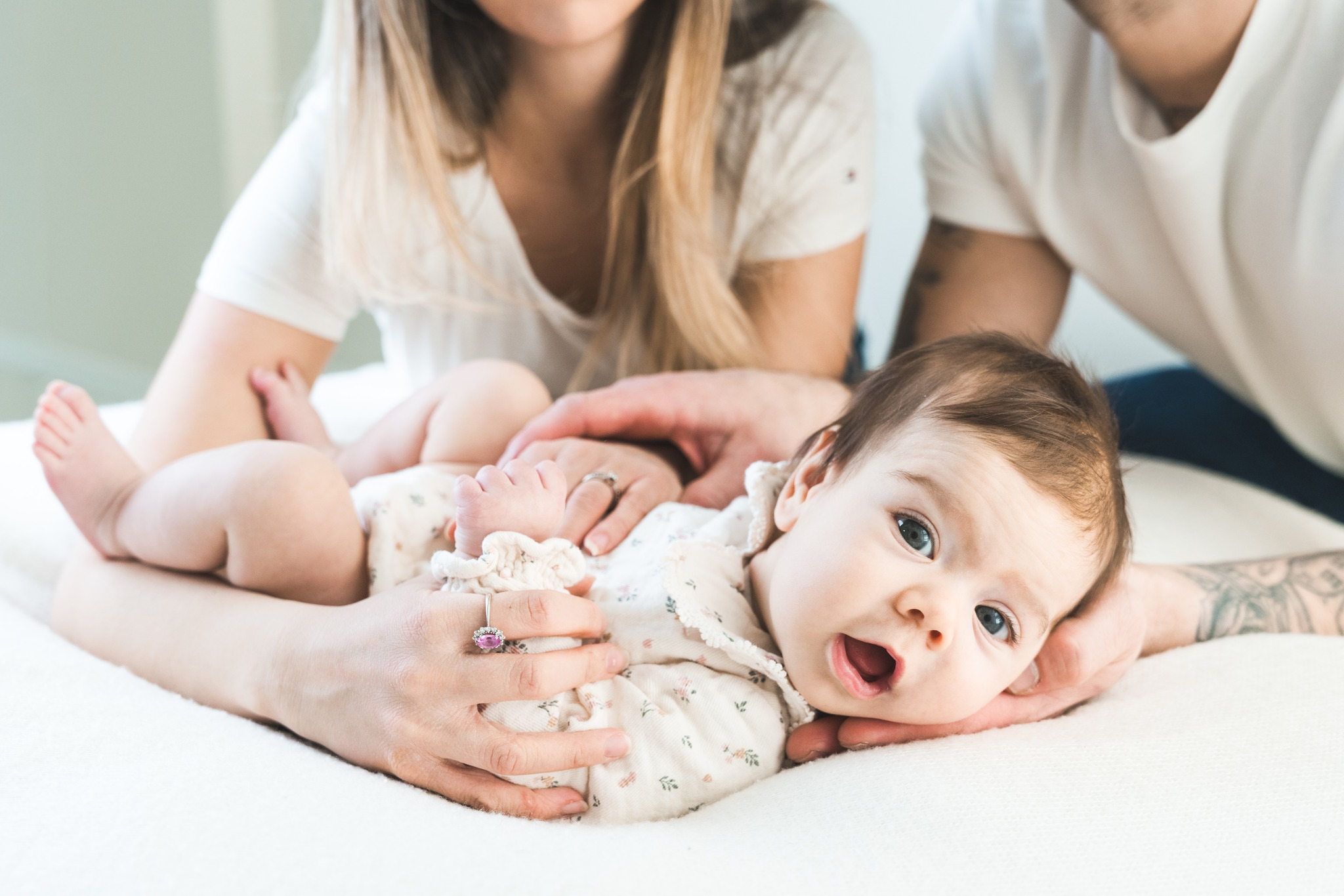 Non sono più così piccoli come nei primi giorni…
ma sono ancora così piccoli da starci perfettamente tra le vostre braccia 💛
Il Family Newborn è questo:
un momento vero, semplice, fatto di sguardi, carezze e amore.
A 2-3 mesi i vostri bimbi iniziano a guardarvi, a sorridere, a riconoscervi…
ed è proprio lì che nasce qualcosa di ancora più speciale:
la vostra relazione 🫶
Non è solo fotografare un neonato.
È raccontare una famiglia che cresce.
... Se il tuo bimbo ha già qualche settimana o mese, sei ancora in tempo per creare questi ricordi 💛 Scrivimi in DM per info!
