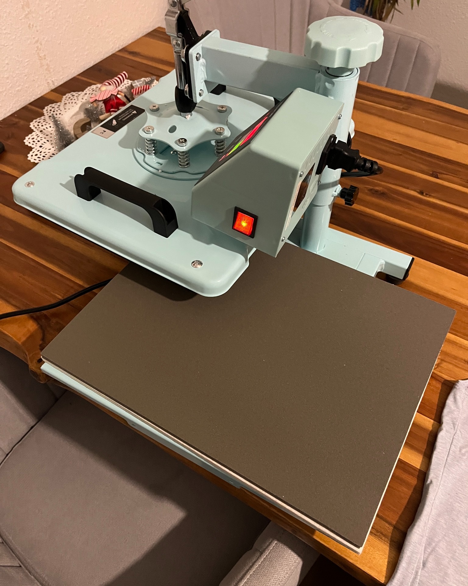 Wir haben uns vor Paar Monaten dazu entschieden unsere T-Shirts selbst zu bedrucken, wir sind zwar keine Profils im T-Shirt Druck, aber für uns reicht das alles völlig aus und wir sind so nicht mehr von anderen abhängig.
🌏 www.ib-dresden.com
📧 info@ib-dresden.com
#innenausbau_bock #drywall #trockenbau #trockenbauguide #baustelle #sanierung #umbau #handwerker #handwerk #trockenbauwände #trockenbauarbeiten #innenausbau #diy #milwaukee #milwaukeetools #festool #euroline #siniat #wego #wegovti #baustoffundmetall