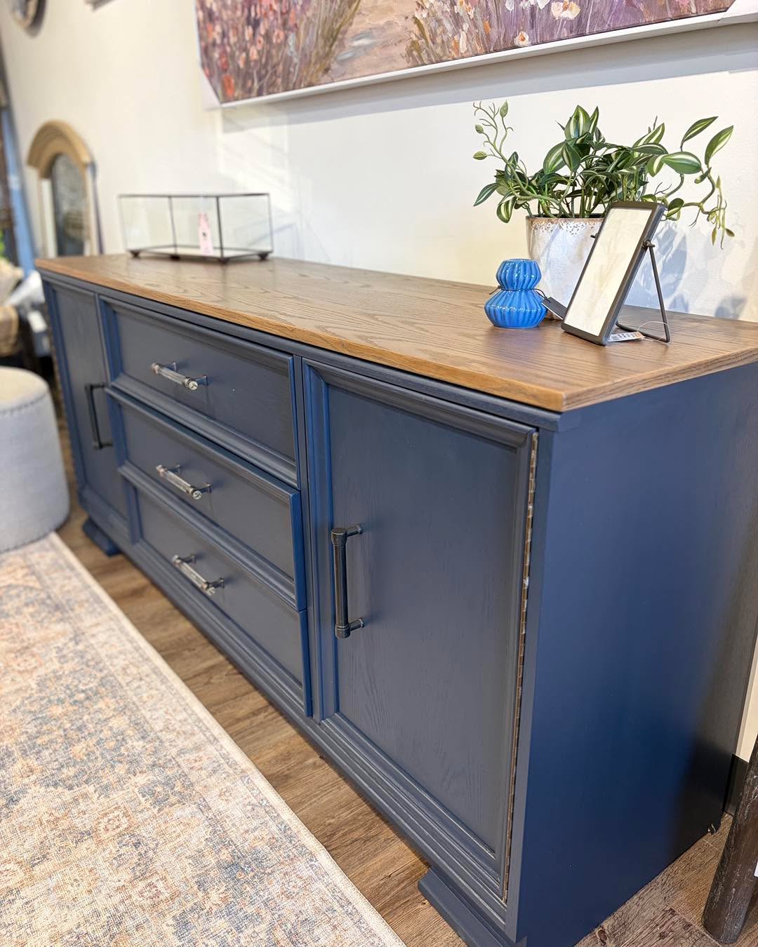 Moody blues, elevated style ✨ This sideboard is all about depth, character, and effortless impact!
#midnightblue #fusionmineralpaint #paintitbeautiful #dartmouthns #homedecor