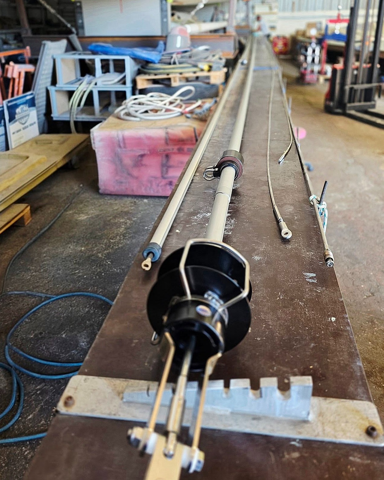 Aujourd’hui, focus sur le montage d’un enrouleur de génois Facnor LS200 🔧
•••
👉 Un incontournable pour les voiliers de croisière entre 11,5 et 14 mètres, reconnu pour sa fiabilité et sa simplicité d’utilisation.
••
🔧 Les étapes clés du montage :
✔️ Vérification de l’étai (diamètre, longueur, terminaison)
✔️ Installation du tambour et de l’émerillon
✔️ Assemblage des profils aluminium (double gorge)
✔️ Mise en place du tube télescopique (ajustement précis)
✔️ Alignement et réglage pour un enroulement fluide
⚙️ Pourquoi on l’adore :
✔️ Mécanisme sur roulements étanches
✔️ Enroulement fluide et fiable
✔️ Idéal pour sécuriser et simplifier les manœuvres
•••
💡 Un bon montage, c’est :
➡️ une meilleure longévité
➡️ une utilisation sans friction
➡️ une sécurité maximale en navigation
•
•
•
#Facnor #EquipementBateau #Rigginglife #SailingLife #Sailinglifestyle #Voile #Enrouleur #PortSaintLouisduRhône #atelier ✨