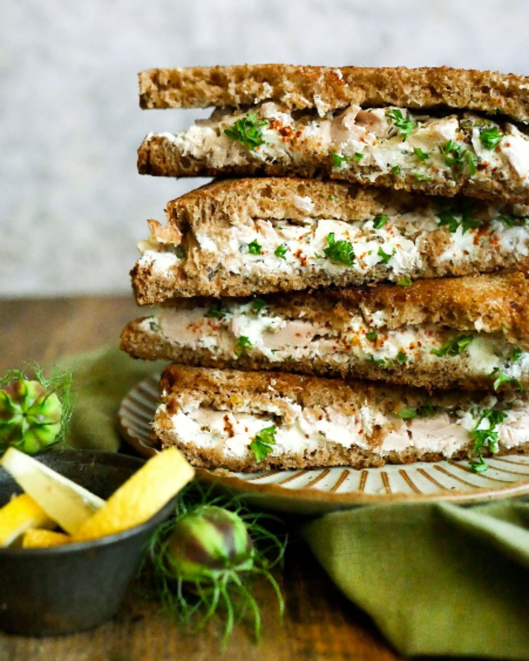 Découvrez nos sardines Pointe de Penmarch, stars de vos sandwichs frais !
.
Chez KIOUI, nous mettons à l’honneur ces sardines d’exception, issues d’une pêche responsable :
🐟Traçabilité totale : débarquées chaque matin par des bateaux locaux
🐟Qualité supérieure : chair ferme, goût légèrement iodé et texture fondante
🐟 Engagement durable : respect des quotas et des écosystèmes marins
.
Le must : dégustez-les en sandwich frais : pain rustique, mayo légère, câpres et un filet de citron.
.
👉 En magasin dès aujourd’hui : venez savourer l’alliance parfaite de la mer et de la fraîcheur !
.
.
.
#sardines #pointedepenmarch #cuisinecréative #foodieadventure #kioui #kiouiarras #lebongoutdumarche #kiouiprimeurs #epiceriefine #instagourmand #igersarras #arras #hautsdefrance
.
www.kioui-primeurs.fr