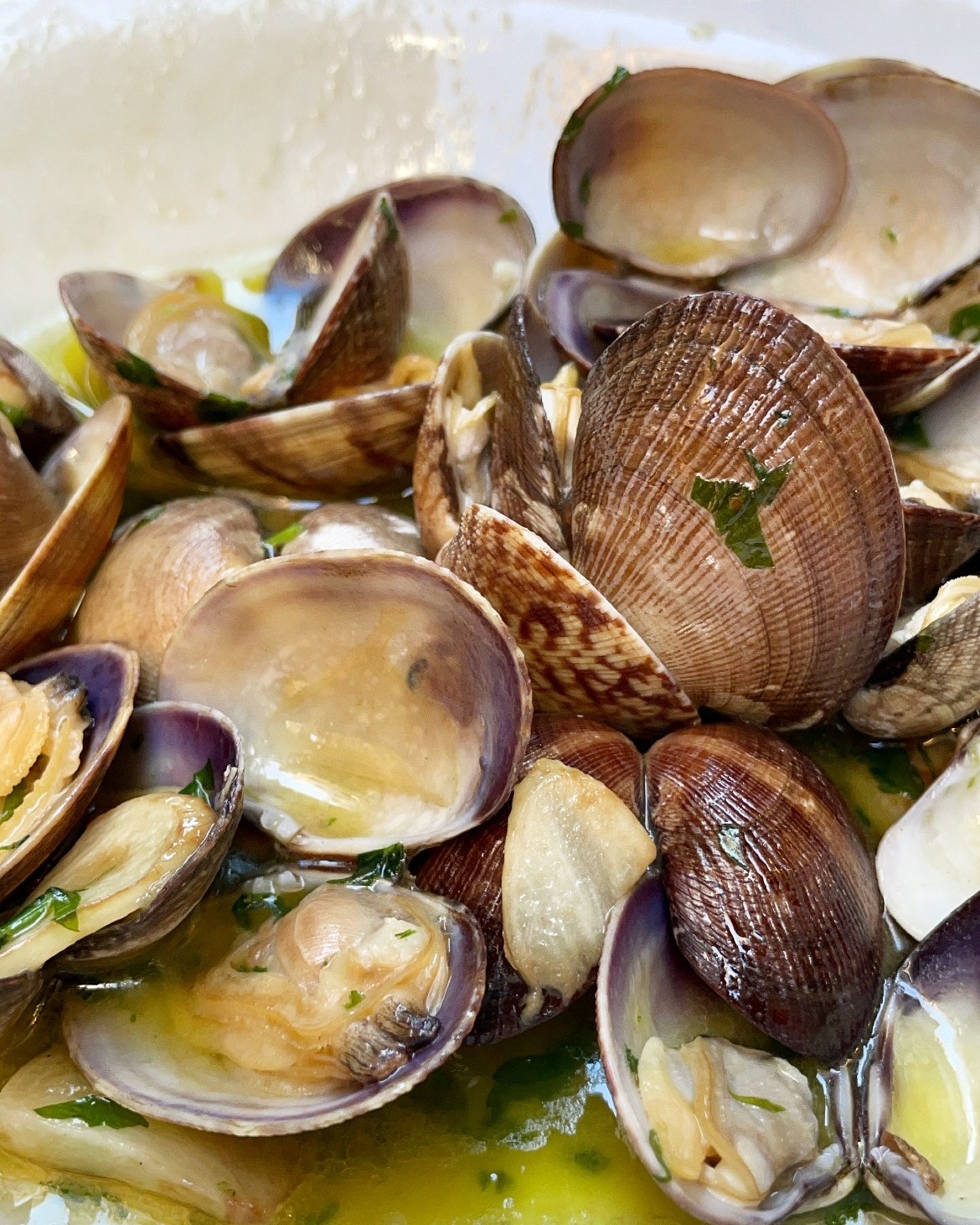 Comenzamos la semana con un clásico: Almejas con piñones y jerez 🔥
Producto fresco, tratado con respeto y precisión.
Nuestras almejas se elaboran con una base tradicional, donde el jerez aporta profundidad y los piñones equilibrio, realzando su sabor natural.👌
Una propuesta sencilla, donde la calidad del producto marca la diferencia.
El Soto de Vulcano 🔥
📍 Carril del Soto, 14. (Junto al paseo del Malecón)
📞 667 384 568 / 968 953 945
#ElSotoDeVulcano #Almejas #ProductoFresco #CocinaDeProducto #MurciaGastronómica #Tradición #Brasa #ReservaYa