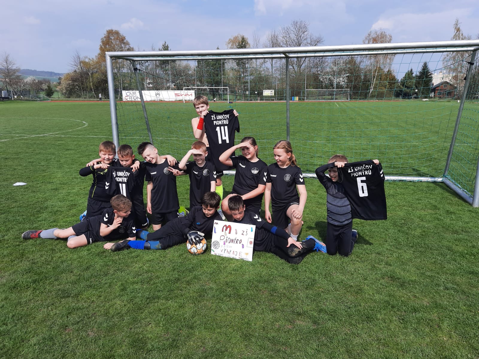 Naše škola ZŠ Pionýrů postupuje do okresního kola McDonald's Cupu
S velkou radostí oznamujeme, že naše škola slaví sportovní úspěch. Družstvo v kategorii A (žáci 1. – 3. ročníku) zvítězilo v okrskovém kole turnaje McDonald's Cup, které se konalo v Drahonovicích, a zajistilo si tak postup do okresního kola.
Naši nejmladší fotbalisté předvedli skvělé výkony, bojovnost i týmovou spolupráci. Velké uznání patří také dvěma děvčatům z týmu, která se nebála nastoupit do zápasů a byla součástí družstva.
Letošní, již 27. ročník McDonald's Cupu překonává historické rekordy – do soutěže se přihlásilo 2 207 škol, které postavily celkem 3 681 týmů s více než 43 000 dětmi. Turnaj tak potvrzuje svou obrovskou popularitu a význam pro podporu sportu mezi žáky základních škol.
Našemu týmu přejeme hodně štěstí v okresním kole a děkujeme všem hráčům za skvělou reprezentaci školy!
Andrea Mrázová, ředitelka školy