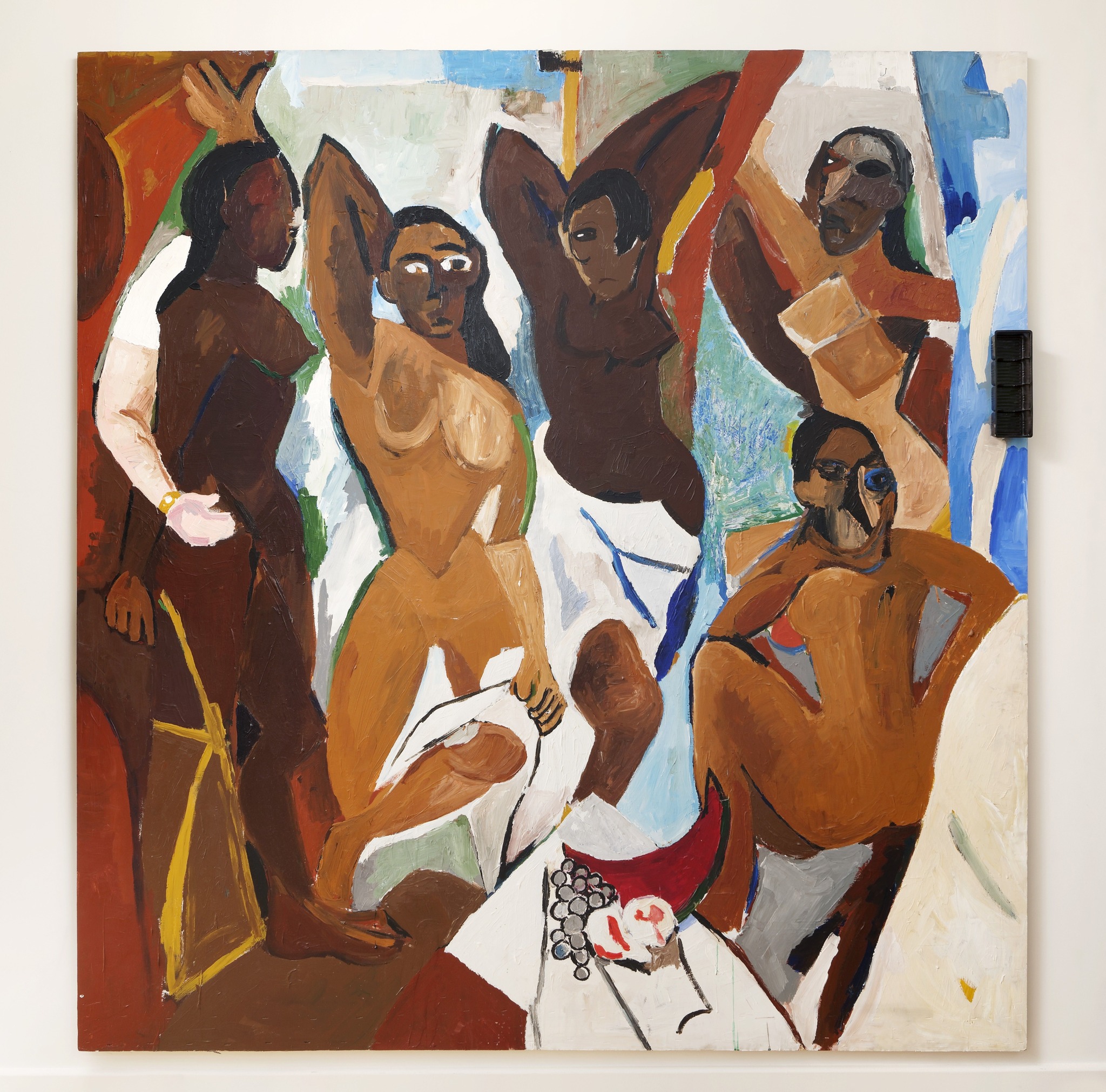 Henry Taylor is an American painter known for his stark portraits in bold colors, where intimacy and social commentary intersect. His work offers an unvarnished view of Black American life, through familiar figures—whether anonymous or famous.
Over time, the individual subject has receded in favor of a broader perspective. Like Max Beckmann, Taylor composes his paintings like a puzzle in which context and era take precedence. His works depict a diverse landscape, often rooted in Los Angeles, where Taylor has lived for most of his life, and remain grounded in a constant focus on the ordinary. By painting his surroundings and daily life, the artist sometimes transforms the canvas into a form of memory: depicting loved ones he never knew makes the painting “the only visual record of their existence.”
His international recognition, though long overdue, has been significant: he received the Turner Prize in 2017 and took part in the Venice Biennale in 2019. At the Musée Picasso in Paris, his first retrospective in a European public museum brings together some 100 works. The exhibition traces a multifaceted history of America through portraits, news imagery, and iconic figures such as Martin Luther King. At the heart of the exhibition, an exceptional triptych connects different time periods of struggles for people of African descent: from the Haitian Revolution to the racial violence of the 20th century in the United States. This work -also presented at the Venice Biennale- encapsulates Taylor’s approach: he constructs an intimate and collective memory that blends daily life, social violence, and popular culture.
Although he draws on archives and personal experiences to reveal inequalities, violence, and legacies, he does not simply reproduce reality by illustrating these events; rather, he captures their emotional weight and contemporary resonance. Through color and material, Taylor transforms each image into a space where memory and history converge—neither erased, nor sensationalized, nor frozen in time.
#henrytaylor @museepicassoparis #contemporaryart #portrait #exhibitions