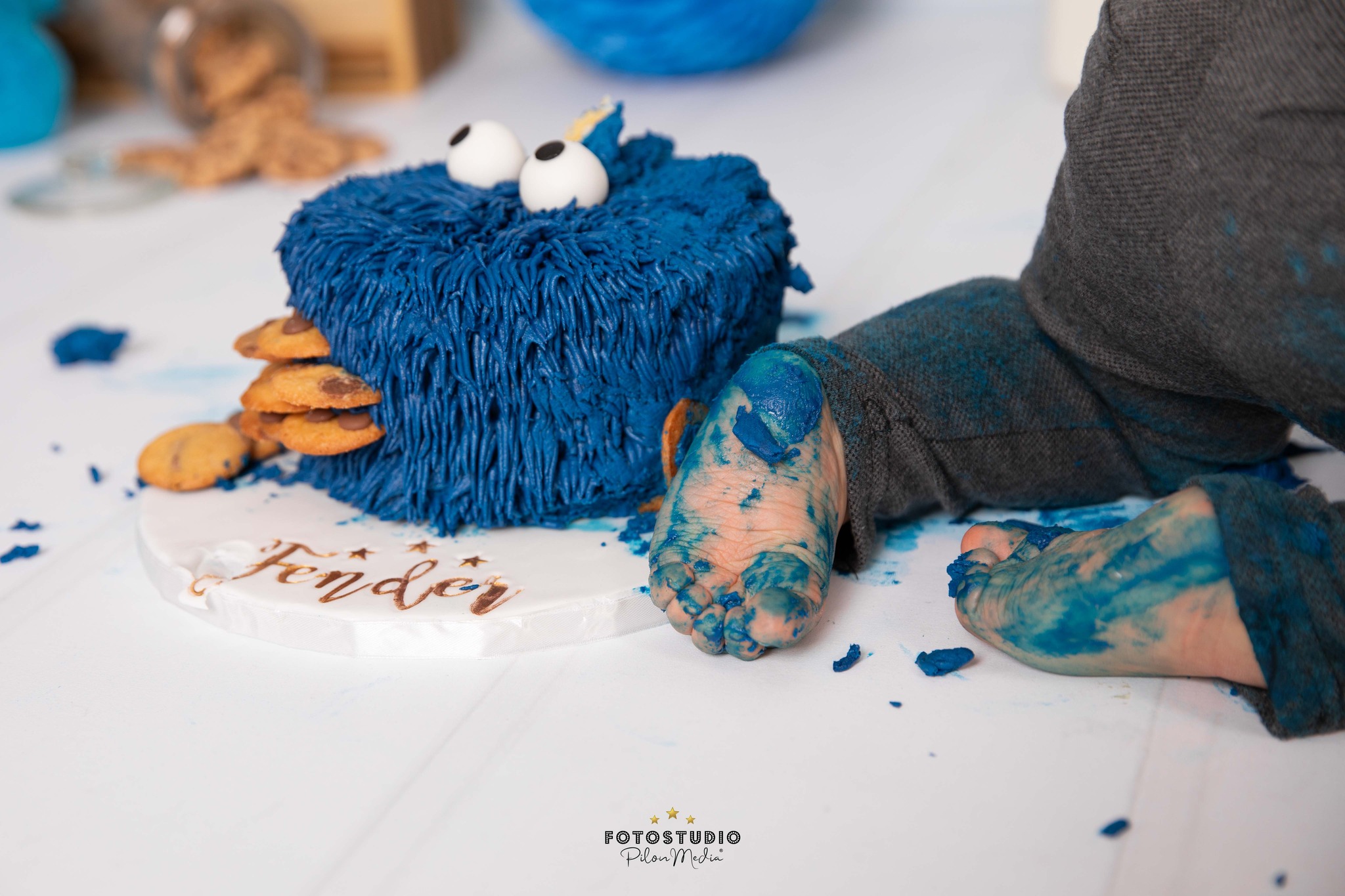 Swipe voor allerschattigste, schone babyvoetjes🥹😍
Wist je dat je bij pakket 2 & 3 automatisch een setting met badje erbij krijgt?!
Na de cakesmash ruim ik de grote kliederboel voor je op en vul ik het vintage badje dat jij hebt gekozen met lekker warm water 🛁💦
Baby’s vinden het hèèrlijk om na het taartspektakel even te ontspannen. Even spetteren, spelen en de plakkerige botercrème van zich afspoelen ✨
Daarna trek je ze zo hun pyjama aan, zodat ze onderweg naar huis of eenmaal thuis meteen lekker kunnen wegdromen 💤
Staat jouw babyfeestje al gepland? 😍📸
Bekijk de pakketten op: www.fotostudiopilonmedia.nl/cakesmash
#cakesmash #eersteverjaardag #1jaar #fotograafwinterswijk #cakesmashfotografie