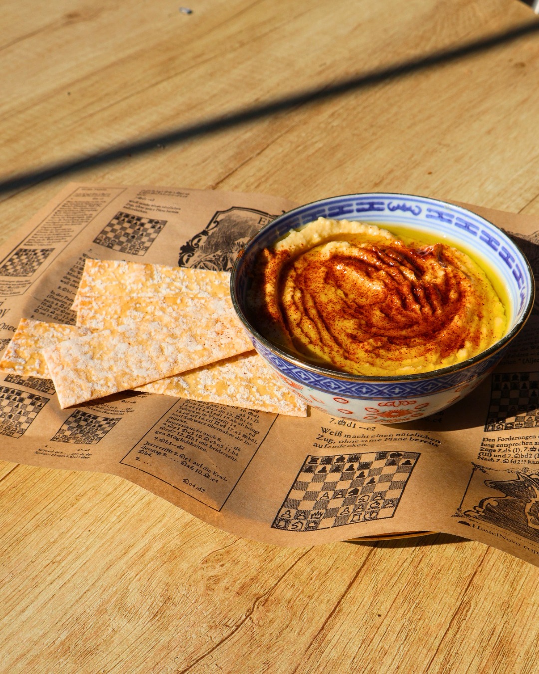 Las tapas de INOUT, el plan perfecto para disfrutar sin prisa. ☀️🌿
Terraza al aire libre, naturaleza y el sol acompañando una buena sobremesa.
Ven a tomar algo, compartir y alargar el momento. 🍽️✨
___
Les tapes d’INOUT, el pla perfecte per gaudir sense presses. ☀️🌿
Terrassa a l’aire lliure, natura i el sol acompanyant una bona sobretaula.
Vine a fer un mos, compartir i allargar el moment. 🍽️✨
___
INOUT’s tapas, the perfect plan to slow down and enjoy. ☀️🌿
Outdoor terrace, nature and sunshine accompanying a long after-meal moment.
Come to share tapas and drinks, share and make it last. 🍽️✨
#INOUTHostel #Tapas #Terrassa #Natura #Barcelona