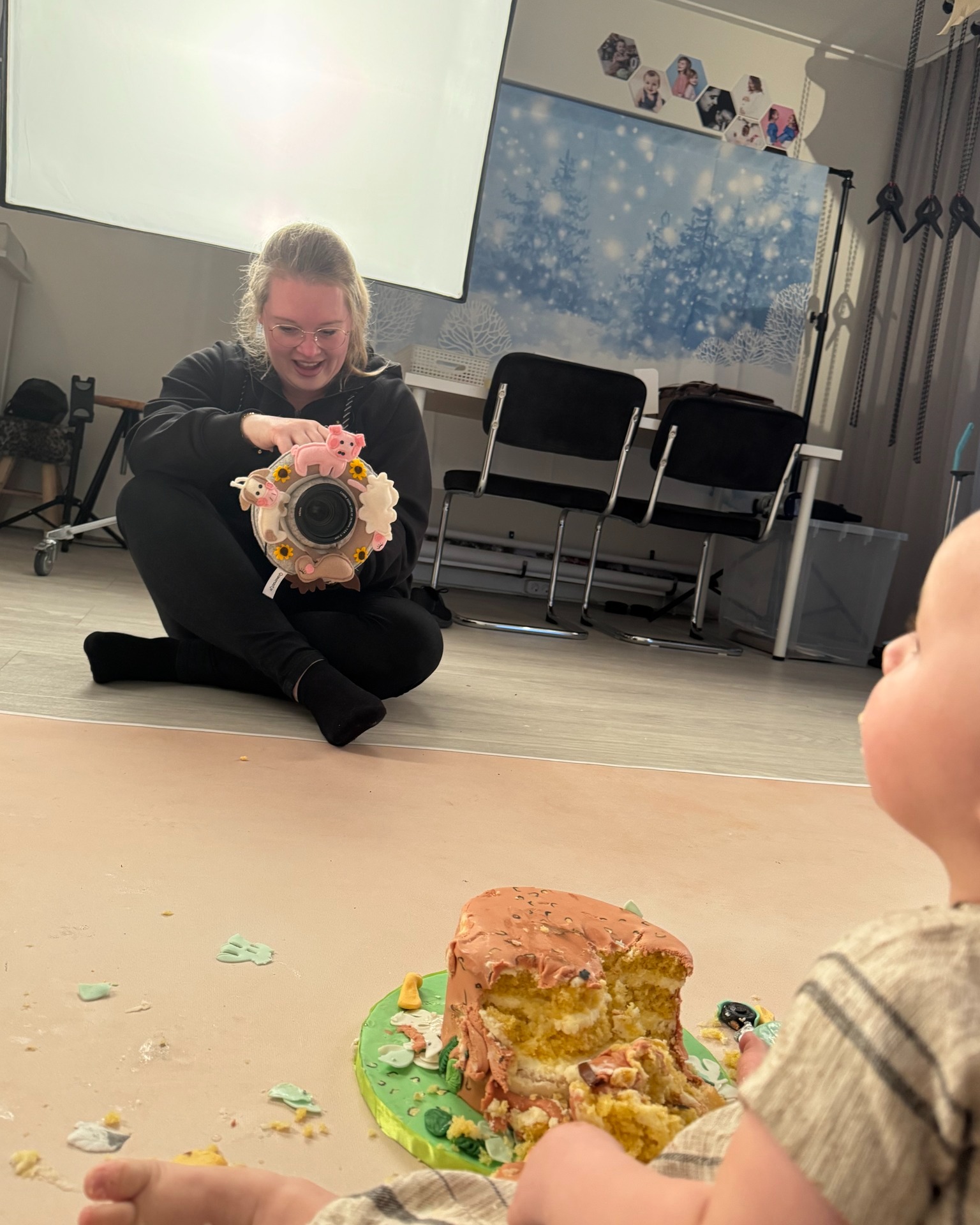 Benieuwd wat een baby ziet tijdens een cakesmash fotoshoot? 👀
Nou… dit dus😂
Een blije, zingende fotograaf met een grote glimlach, die vanuit alle hoeken en de meest onmogelijke posities probeert die allerleukste momenten te vangen😄📸
Met behulp van de knuffelring om mijn lens trek ik precies op het juiste moment de aandacht. En geloof me… dat werkt echt fantastisch! Dank @qameraatje voor deze topuitvinding!🙏
Dit is toch het allermooiste wat je je kind kunt geven? Geen speelgoed, geen (tijdelijke) kleertjes of knuffels, maar waardevolle herinneringen voor altijd💛
➡️ Nieuwsgierig wat ik voor jou kan betekenen?
Neem maar eens een kijkje op www.fotostudiopilonmedia.nl/cakesmash voor meer info of stuur me een DM voor de beschikbare plekjes🥳🎂
💡 TIP: Wil je dit jaar nog komen smashen? Plan nu alvast een datum in en voorkom teleurstelling. Je betaalt alleen een aanbetaling vooraf, de rest volgt na de shoot.
Zie ik jou en je baby binnenkort in mijn studio?😍 Dit mijlpaalfeestje wil je echt niet missen!
#cakesmash #cakesmashfotografie #1jaar #eersteverjaardag #cakesmashfotoshoot