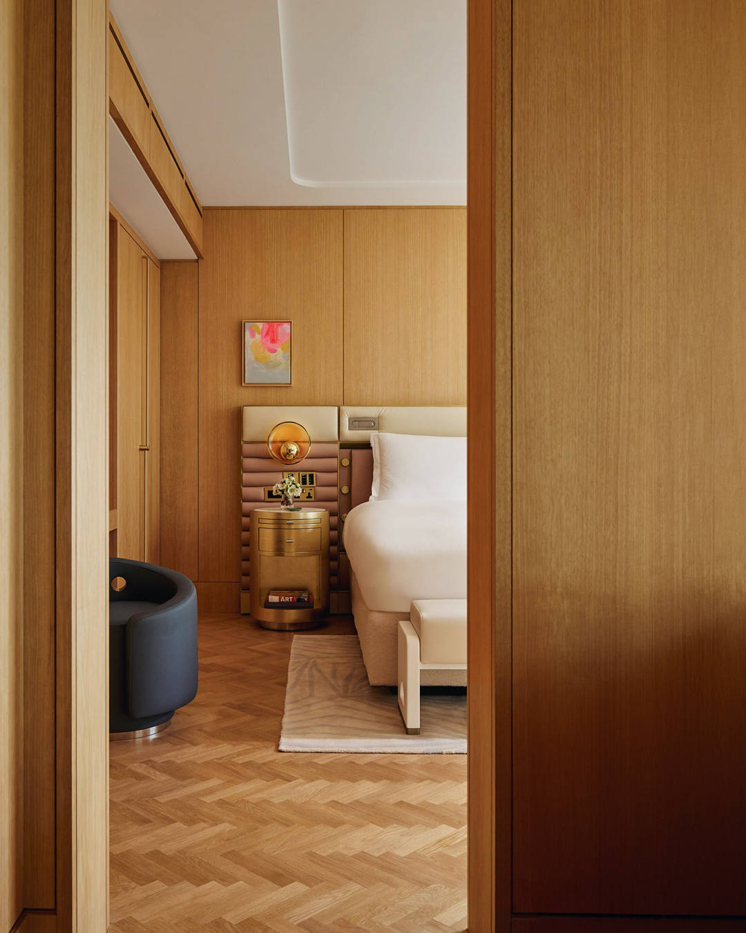 The Emory London (@theemorylondon) offers a new expression of luxury in the heart of Belgravia, where every detail is shaped with intention. As London’s first all-suite hotel, it tenders a rare sense of space and privacy: more akin to a private residence than a traditional stay.
Designed by some of the world’s most respected architects and interior designers, each suite carries its own identity, yet remains unified by a philosophy of restraint, precision, and quiet elegance. Floor-to-ceiling views, curated materials, and an almost imperceptible level of service define the experience.
What truly sets The Emory apart is its discretion, an atmosphere that feels removed from the city, yet perfectly positioned within it. A place where London reveals itself at a slower, more refined pace.
Le Boulevardier recommends it for those who value privacy above all: where staying in becomes just as compelling as stepping out.
#LeBoulevardierTravel
#ExploreTheWorld
#BoulevardierLife
#TheEmoryLondon
#London