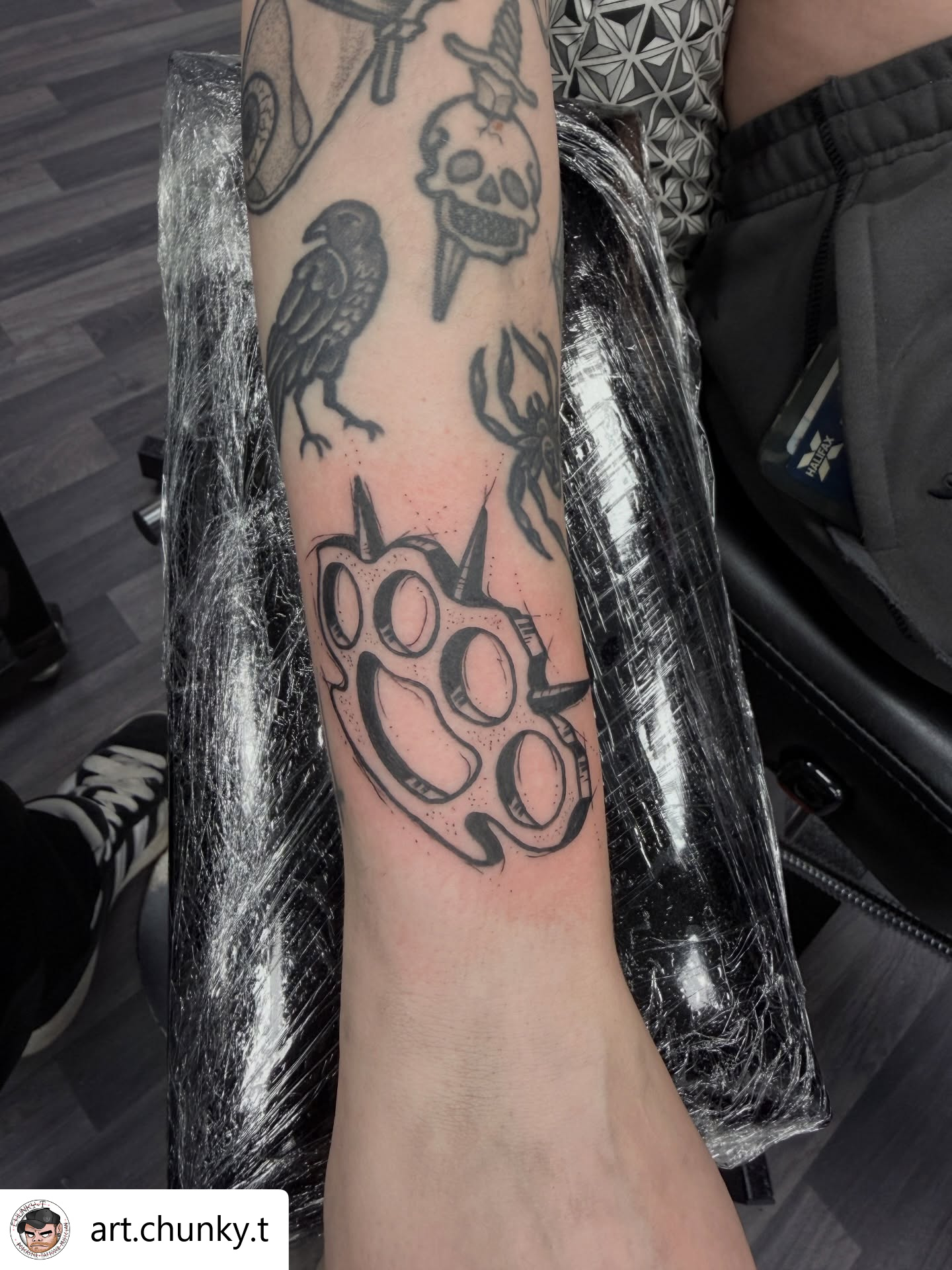 @art.chunky.t Bad man knuckle fucks for @ellie.gott the other week! Was nice to jump back to this older style of mine! Really wanna get back to getting cool flash pieces in the portfolio! Gunna be posting loads more design bits this year! Let me know in the comments of any requests!