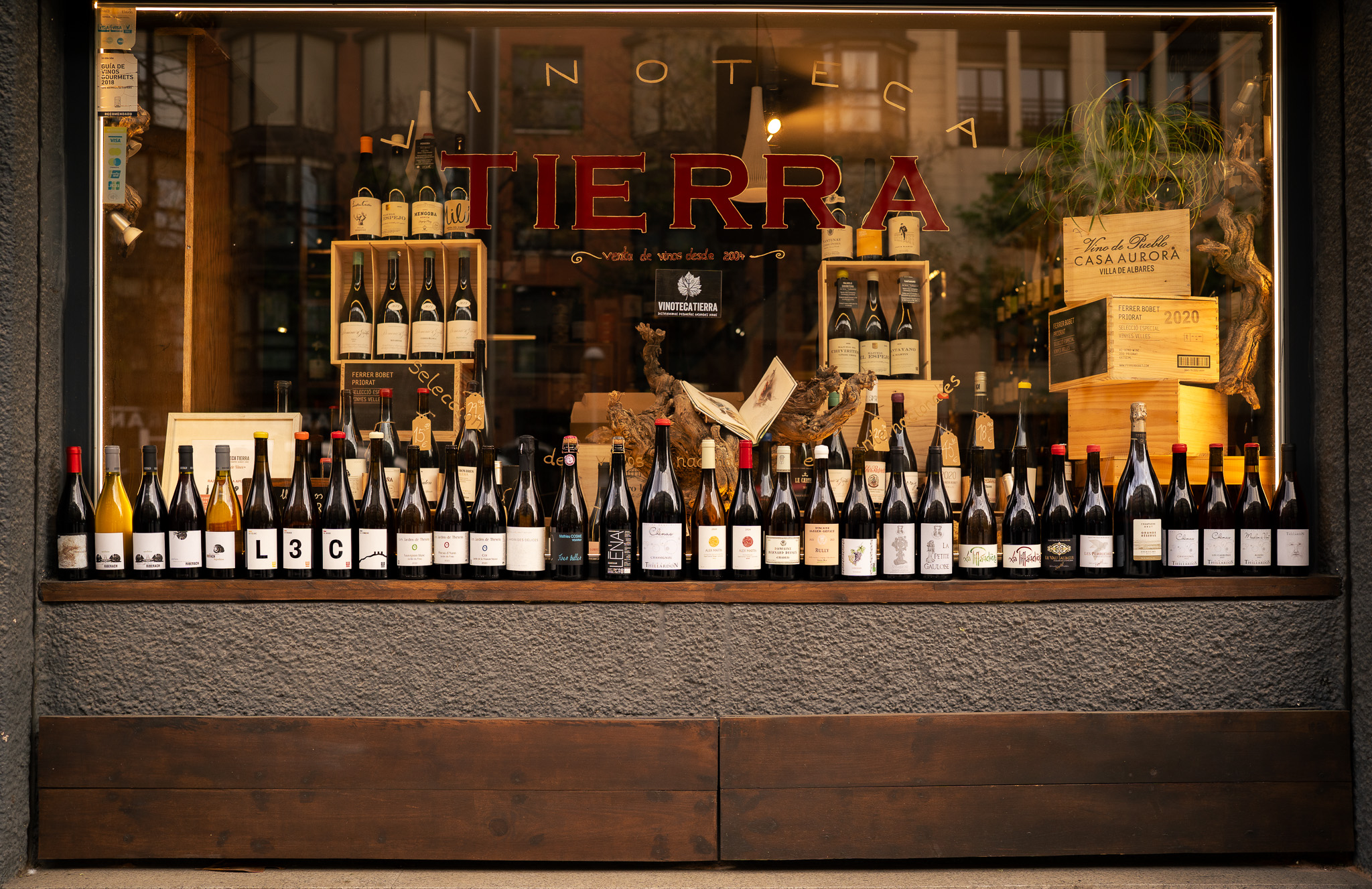 ⚠️ SOLO PARA PROFESIONALES ⚠️
Recientemente hemos realizado un viaje a Francia para descubrir nuevas referencias tanto para la vinoteca como, especialmente, para la distribuidora. Nos apasionan los proyectos humanos que nos acercan al origen, a las personas y a las historias que hay detrás de cada vino.
Por eso, los próximos días 20,21 y 22 de abril abrimos las puertas de la vinoteca en Ronda de Segovia 8 para compartir con vosotros todas las novedades que hemos traído de este viaje.
Jornadas de puertas abiertas para descubrir nuevas referencias de Francia, conversar y catar juntos.
¡Os esperamos! 🍷