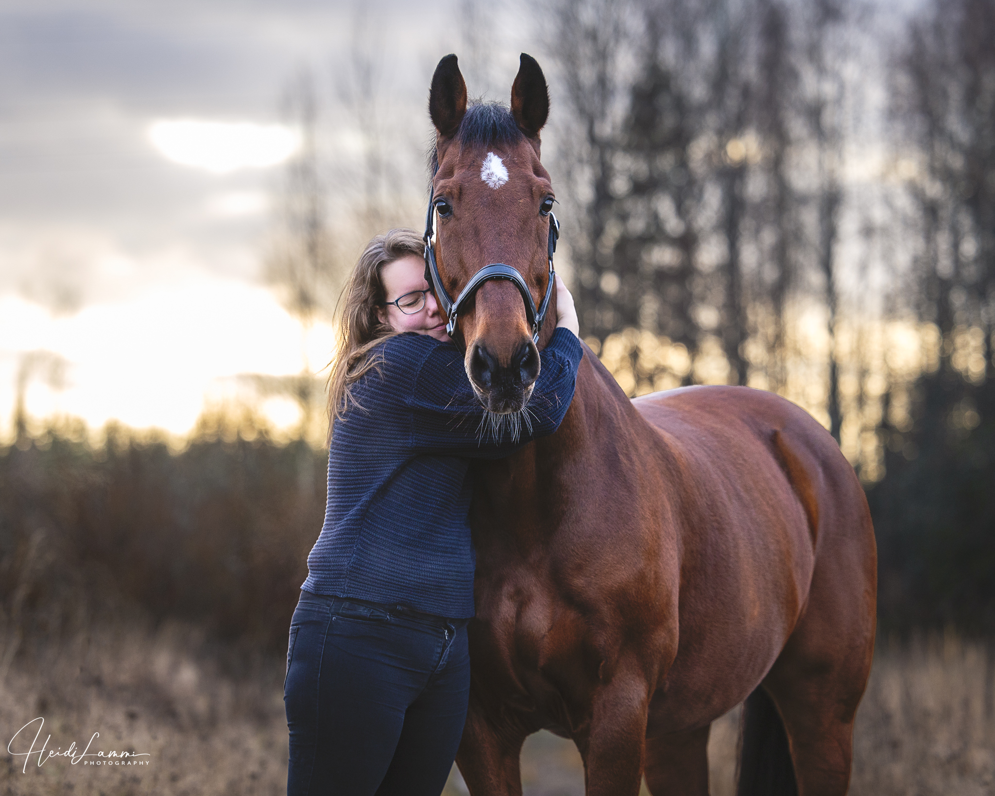 Pian saadaan luontoon lisää väriä 😍 Toukokuussa alkaa ihana kukintasesonki ja sen myötä järjestän jälleen kuvauksia mm. Roihuvuoren kirsikkapuistossa (9.5-14.5 välillä, aikainen aamuaika) 🌸 Toukokuun viimeinen viikko on alkanut täyttyä ylioppilaskuvauksista, mutta varsinkin jos kuvauksia kaipaa Helsinkiin, Kirkkonummelle, Hämeenlinnaan tai Tuusulan alueelle, niin kaikki saadaan varmasti mahtumaan 😊
Yksityiskuvauksen hinta on pääkaupunkiseudulla 100e/125e.
Hintaan sisältyy kuvaus ja 8 valmista kuvaa vedosgalleriasta valittuna. Extrakuvat 10e/kpl tai sovittaessa pakettihinta, jos kuvia valitsee paljon. 125e perushintaan sisältyy myös valmiiksi editoitu reels-tyylinen 4K video kuvauksista.
Lisätietoja kuvauspalveluistani sekä alustavan kalenterin tapahtumakuvauksille löydät täältä: https://www.heidilammiphoto.com
Tässä kuvassa Titta ja Simppa 🌟 @tsaari.equestrian